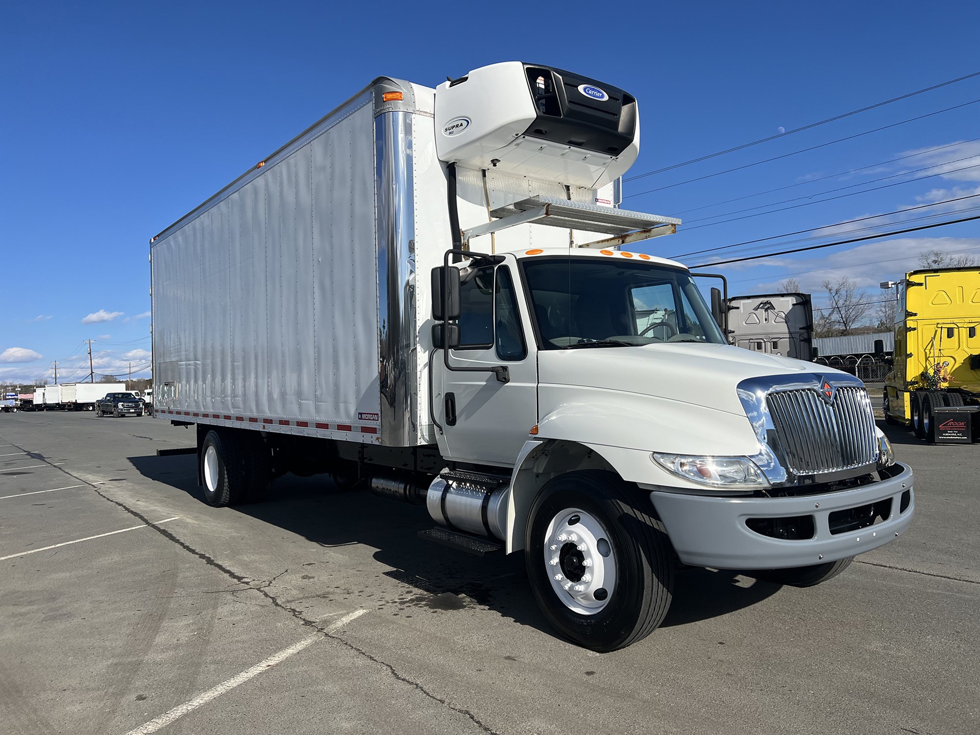 2017 International 4300 - image 2