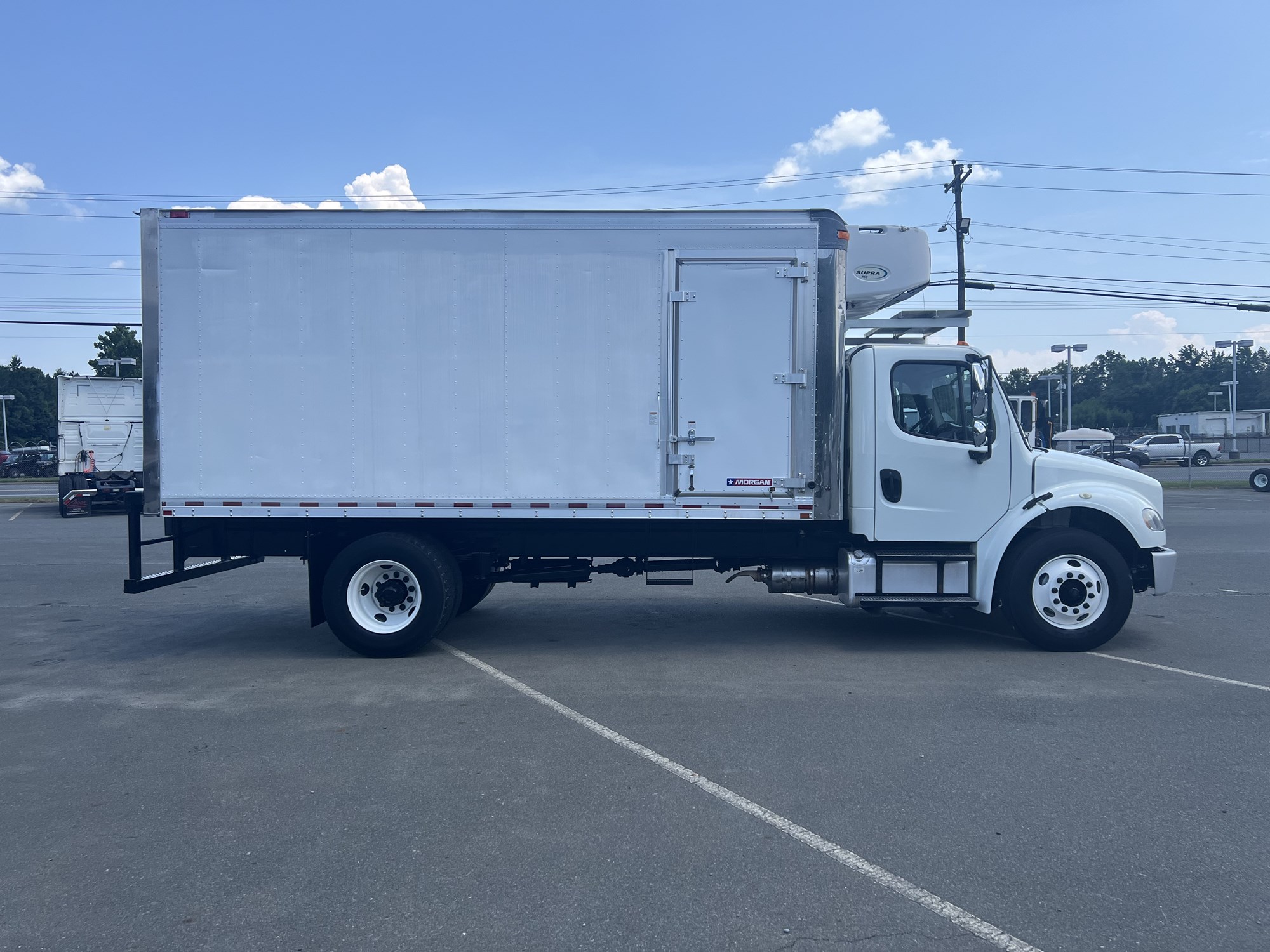 2018 Freightliner M2 106 - image 4