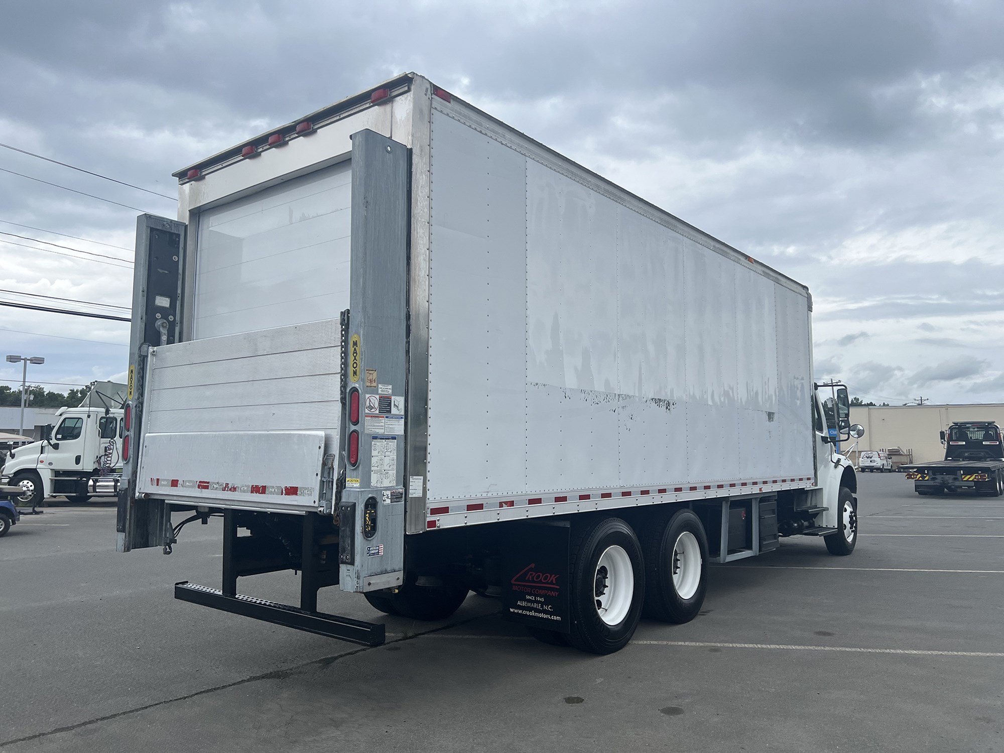 2018 Freightliner M2 106 - image 5