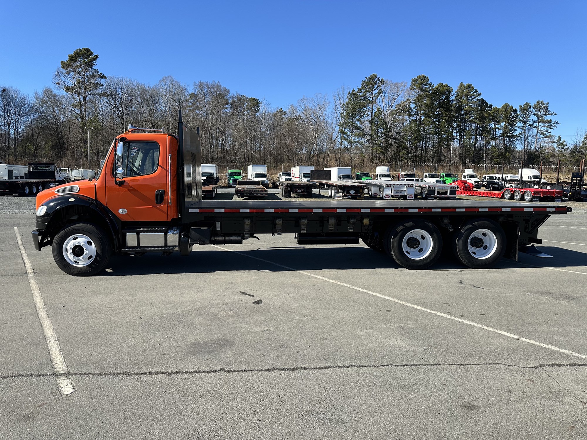 2018 Freightliner M2 106 - image 2