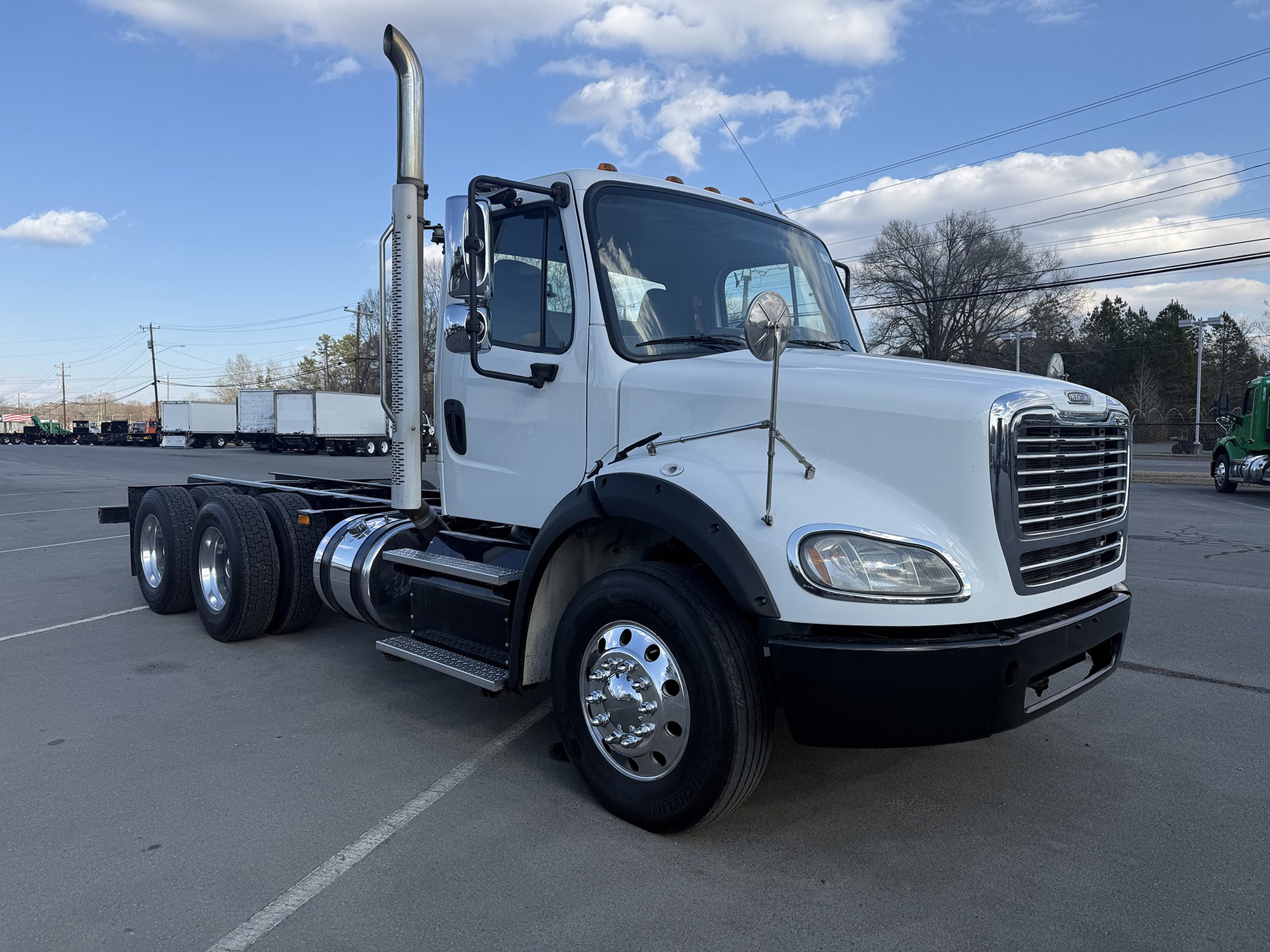2014 Freightliner M2 106 - image 2