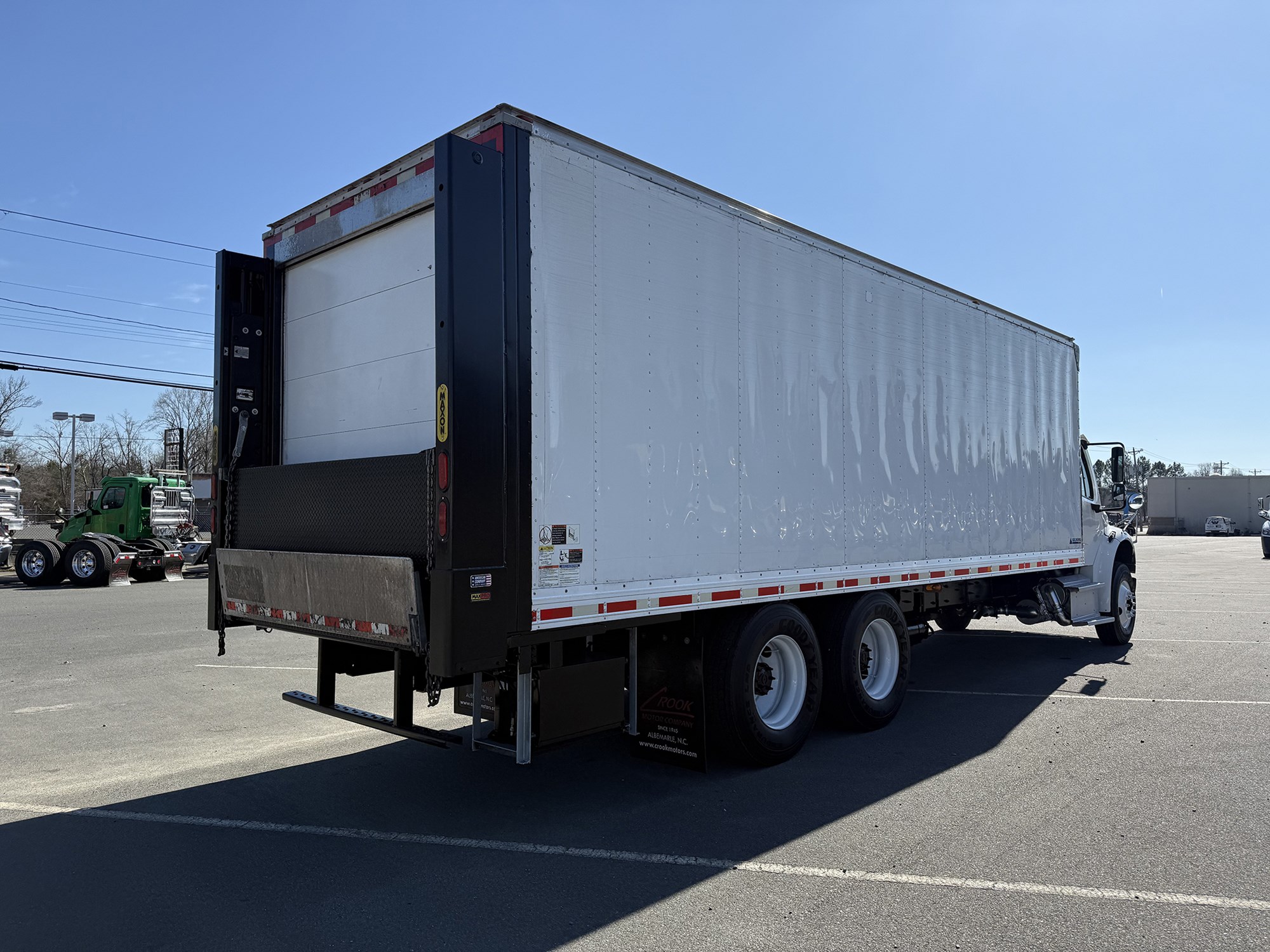 2016 Freightliner M2 106 - image 4