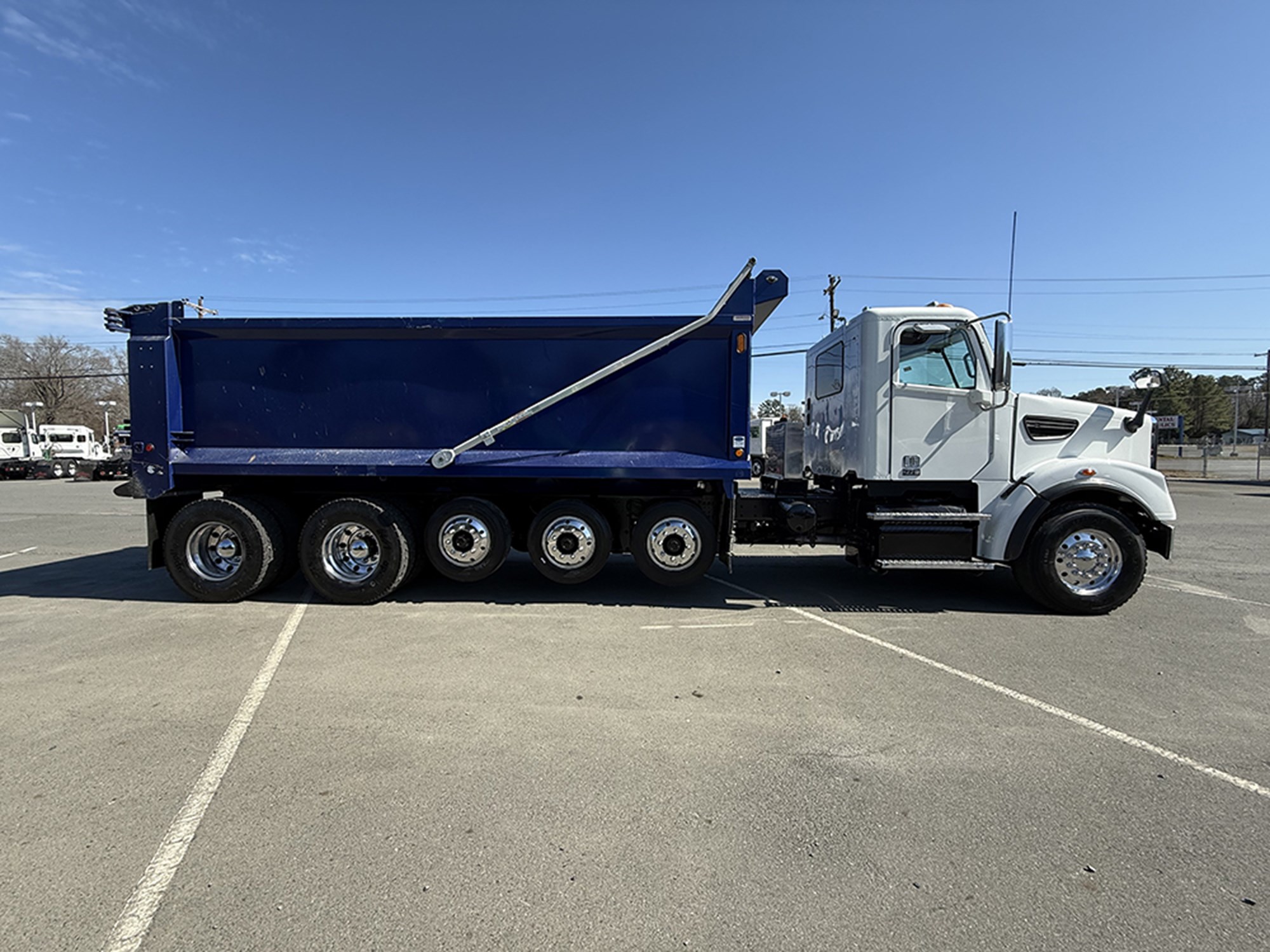 2023 Freightliner 122SD - image 3 of 6