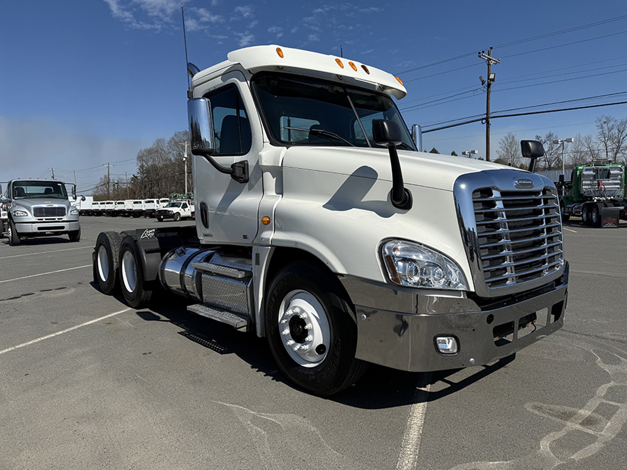 2012 Freightliner Cascadia 125 - image 2 of 6