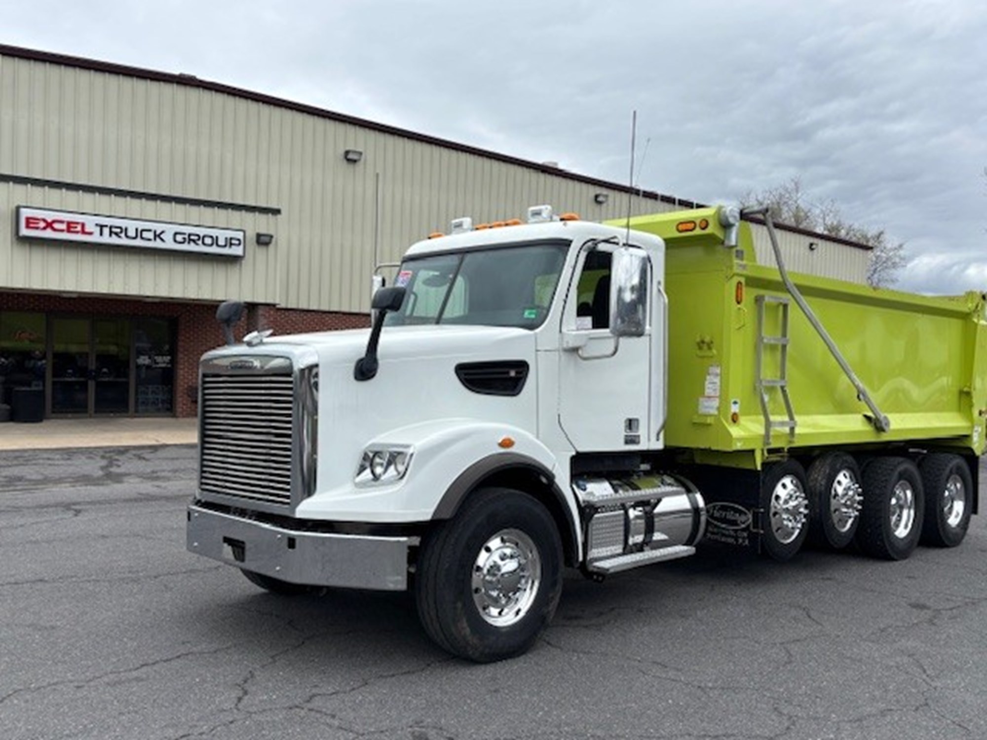 2023 Freightliner 122SD - image 1 of 6