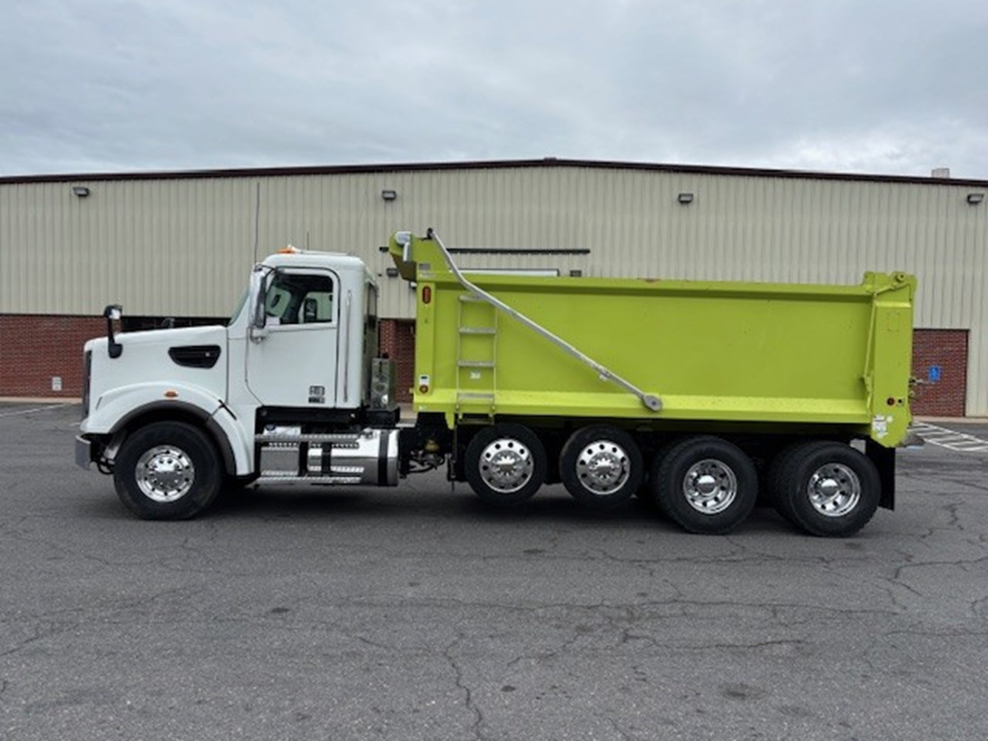 2023 Freightliner 122SD - image 3 of 6