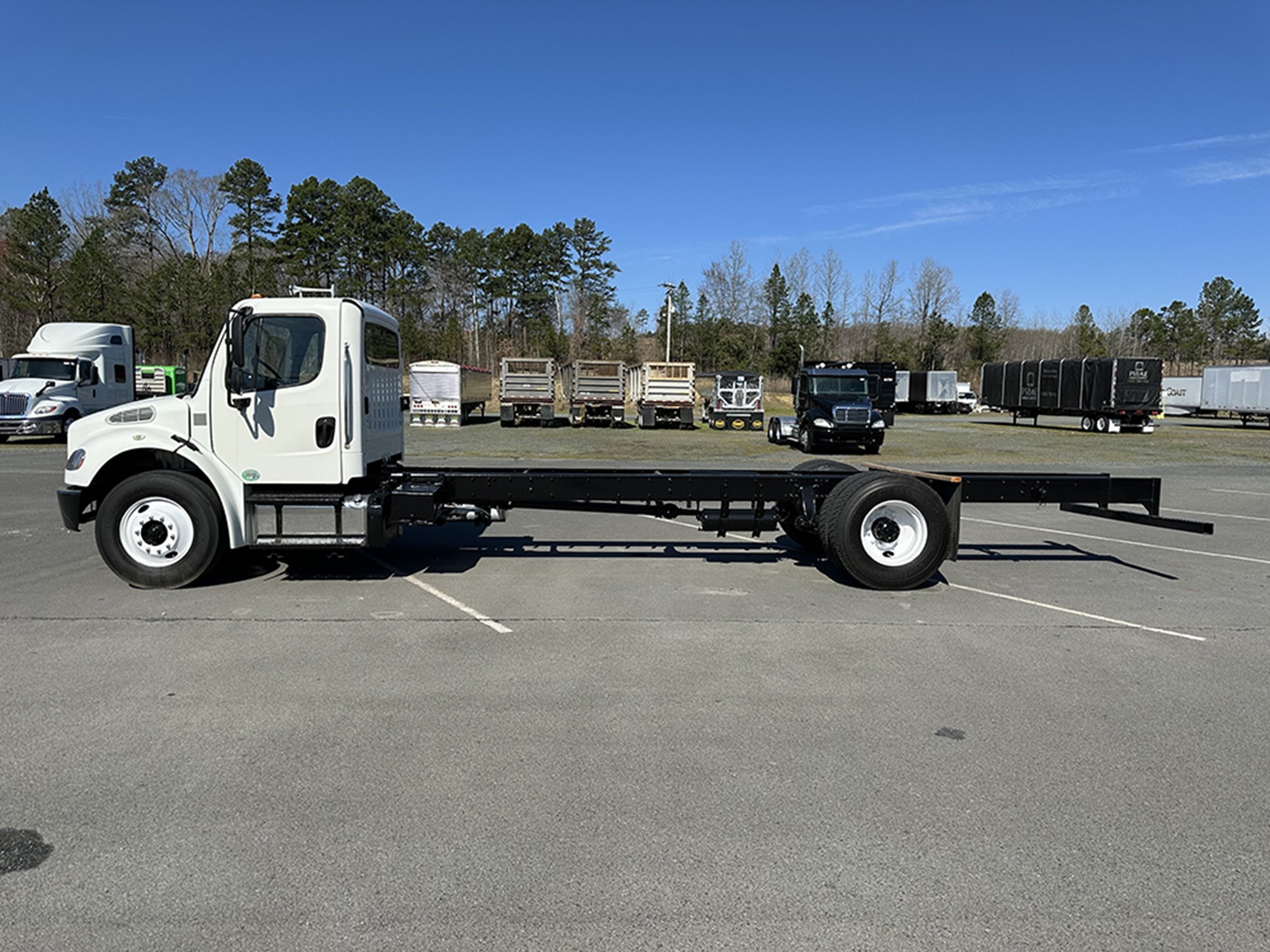2017 Freightliner M2 - image 2 of 6