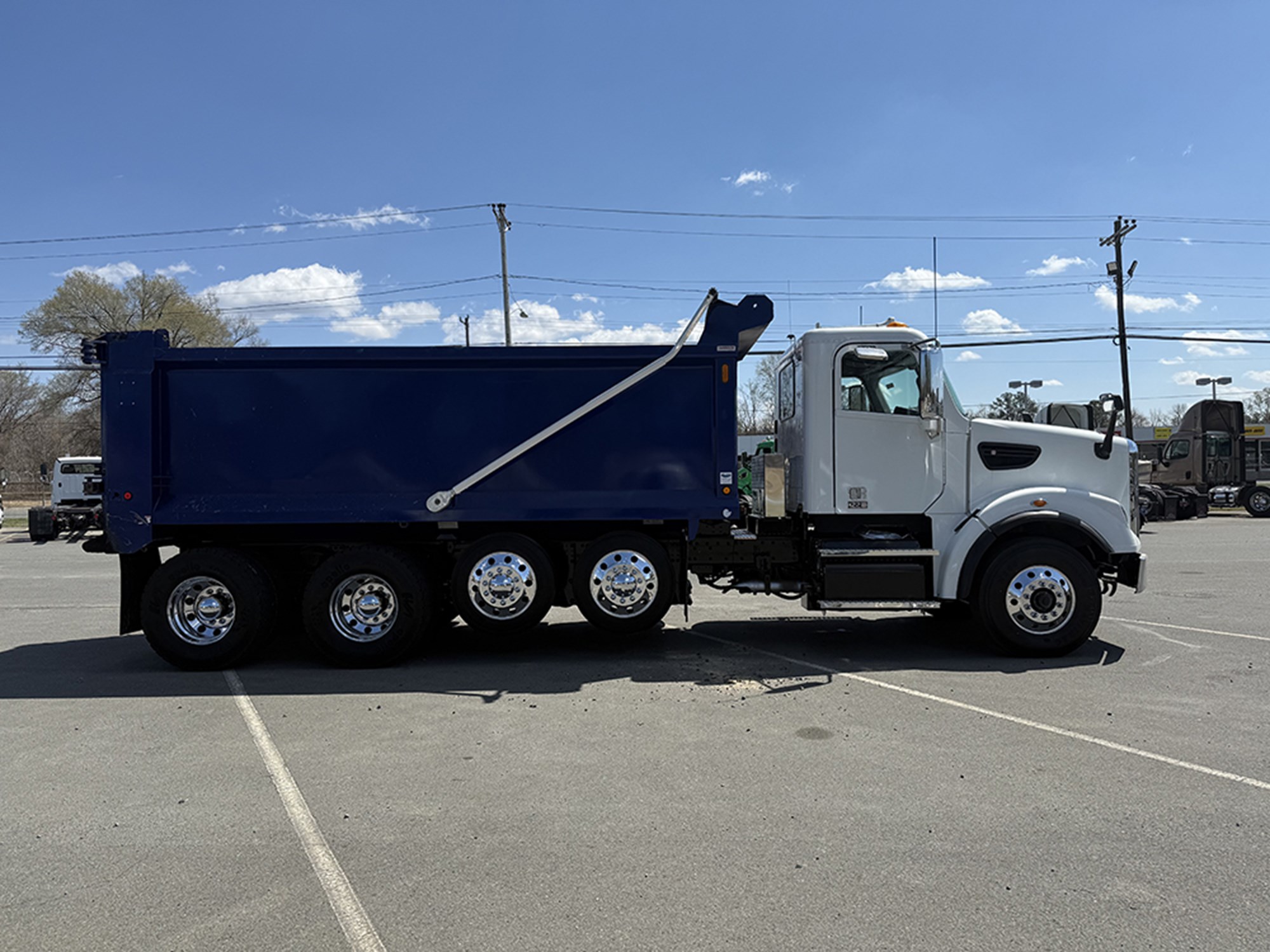 2023 Freightliner 122SD - image 3 of 6
