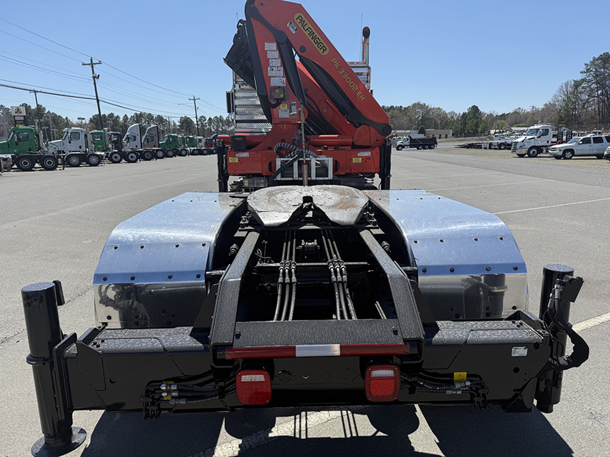 2015 Kenworth T8 Series - image 5 of 6