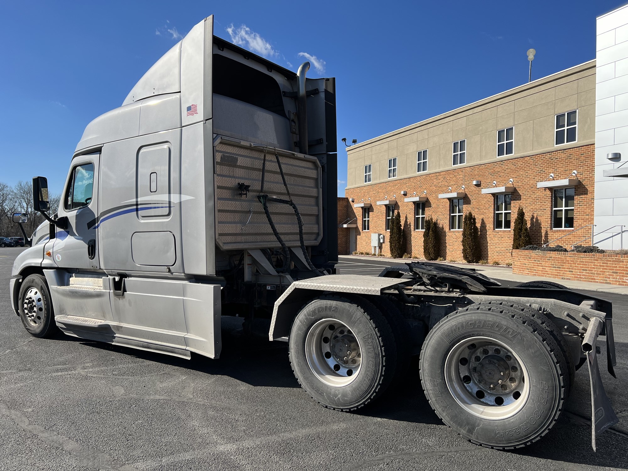 2019 Freightliner Cascadia 125 - image 2 of 6