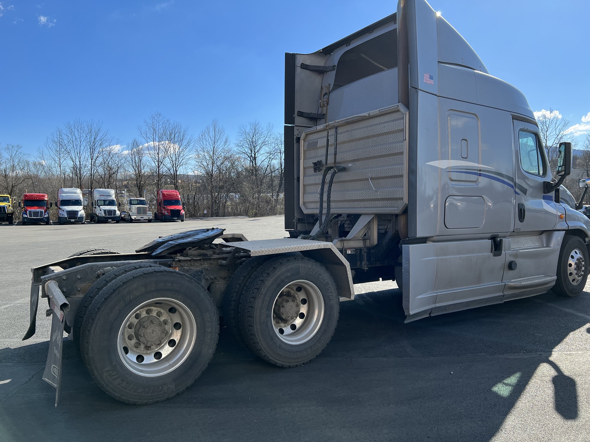 2019 Freightliner Cascadia 125 - image 5 of 6