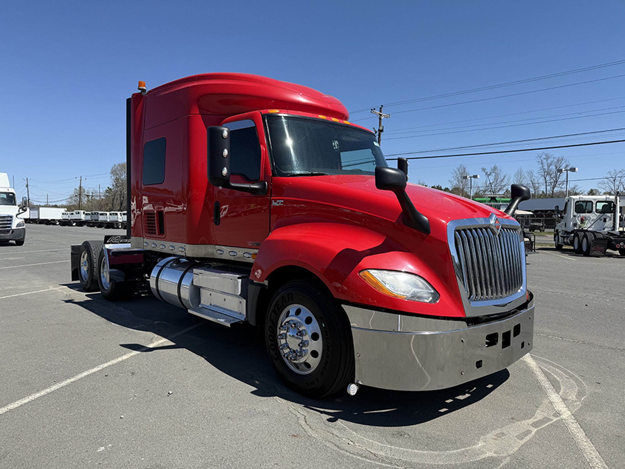 2018 International LT625 - image 2 of 6