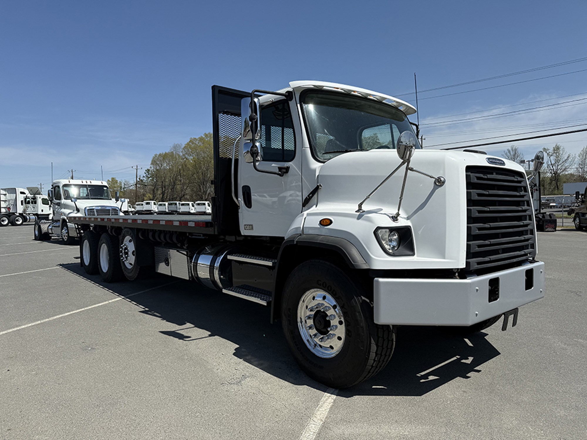 2018 Freightliner 108SD - image 2 of 6