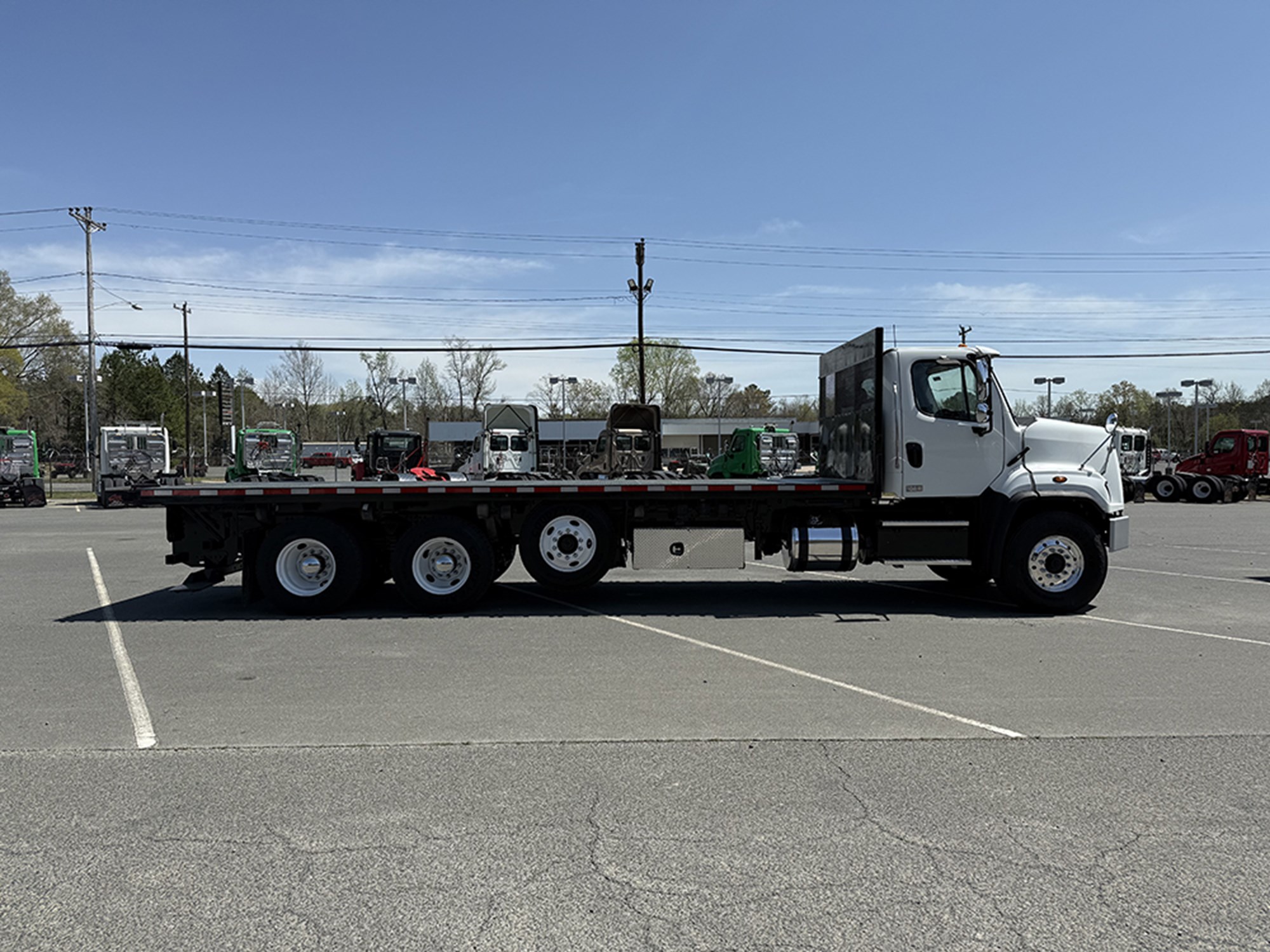 2018 Freightliner 108SD - image 3 of 6