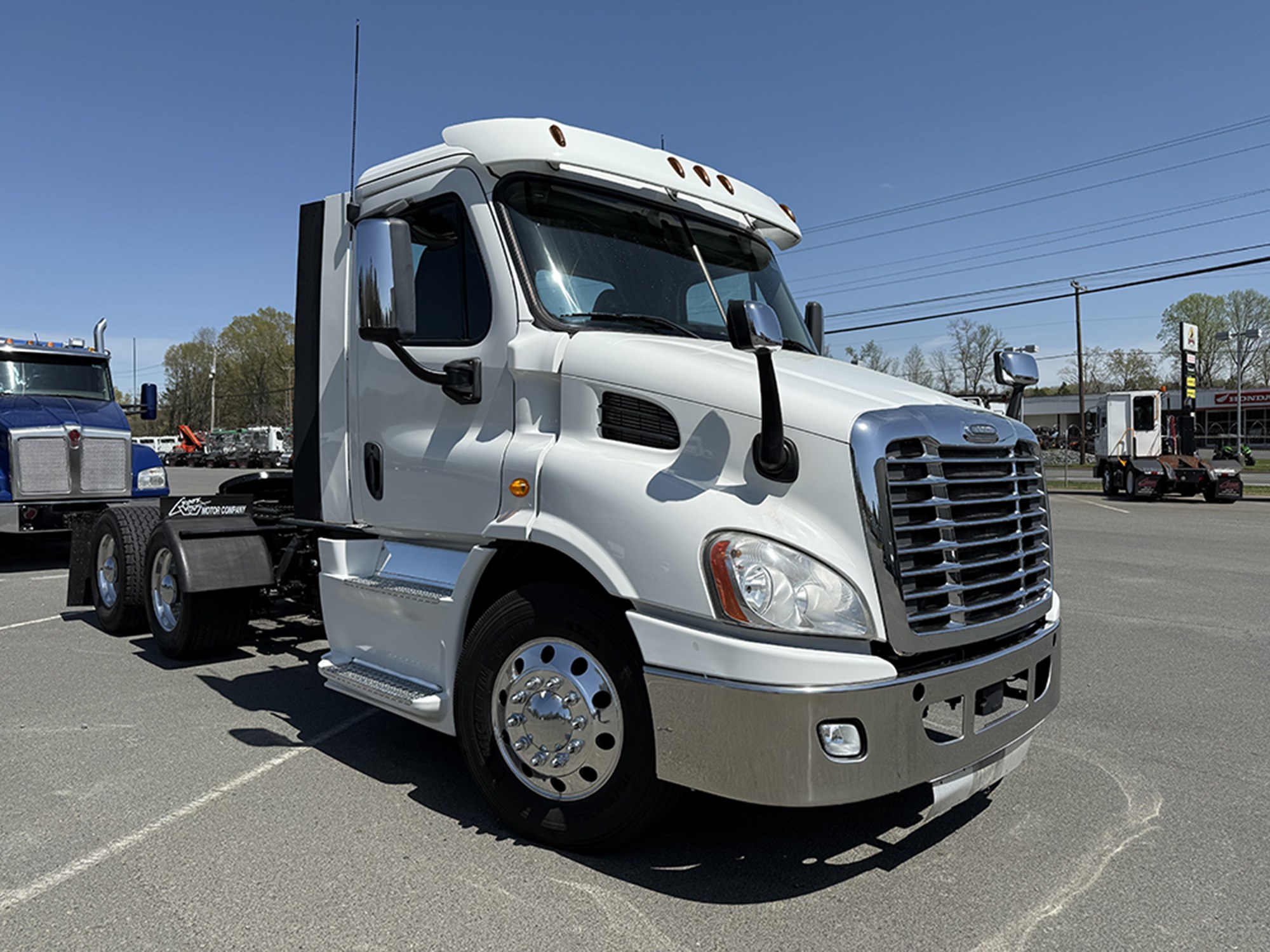 2014 Freightliner Cascadia - image 2 of 6