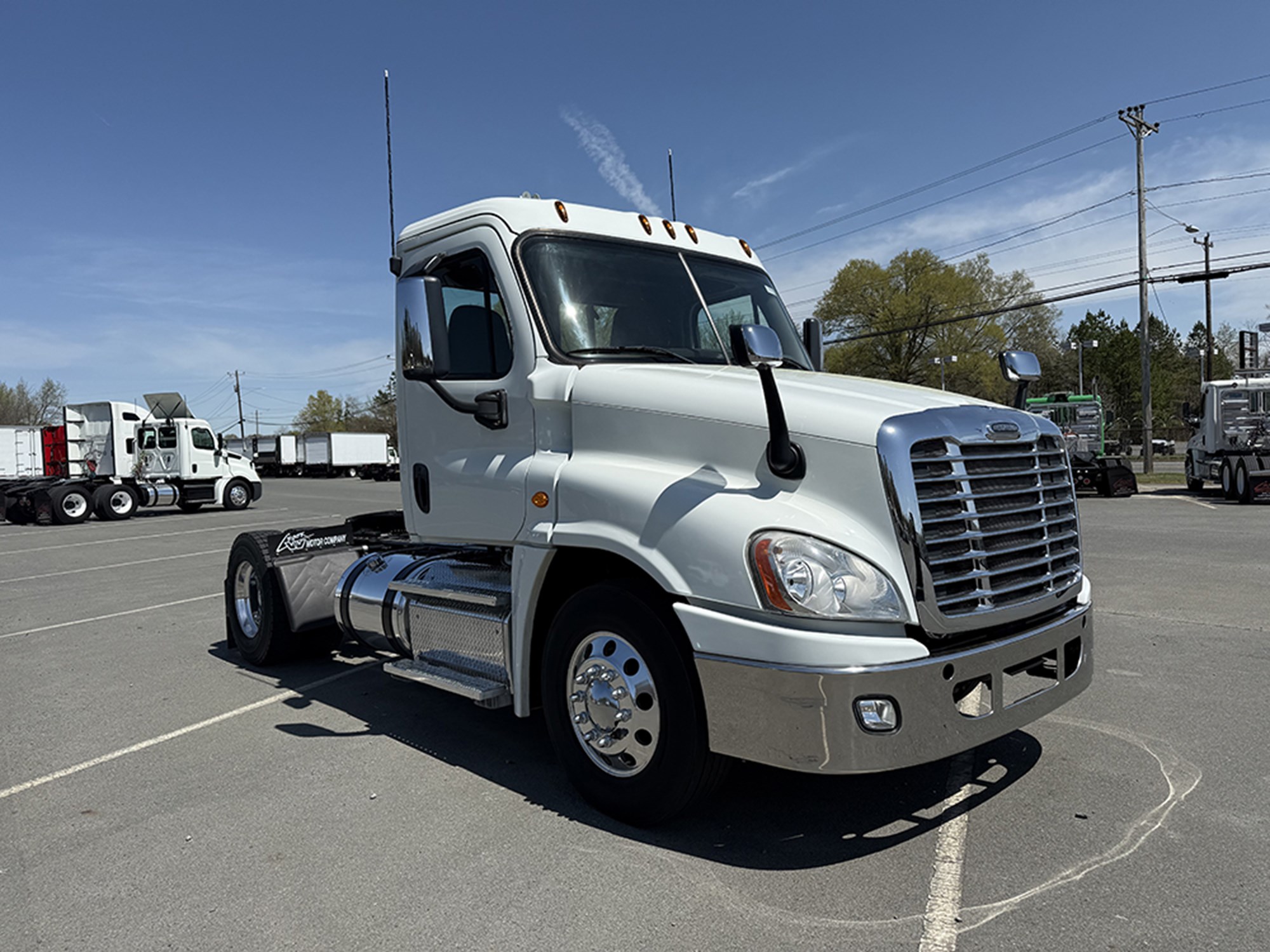 2016 Freightliner Cascadia 125 - image 2 of 6
