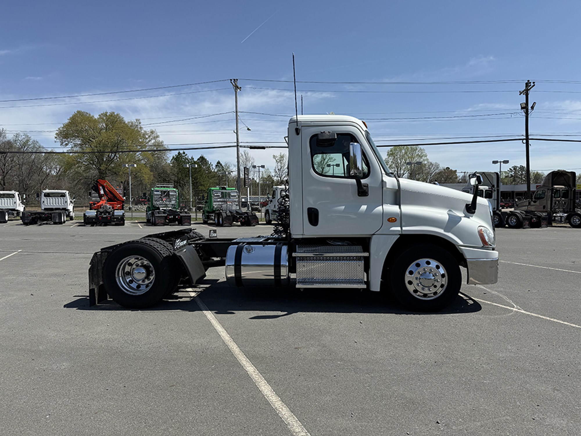 2016 Freightliner Cascadia 125 - image 3 of 6