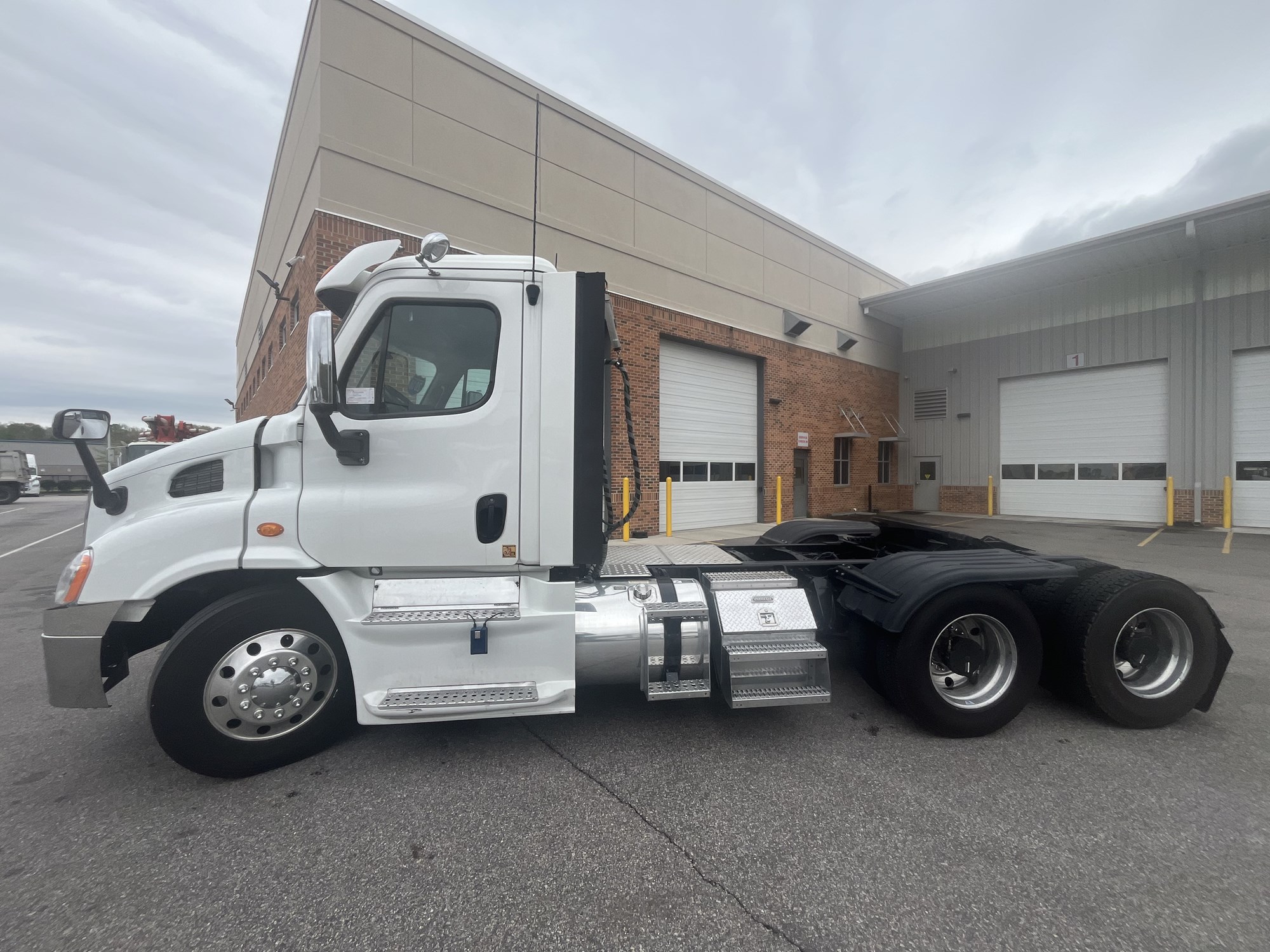 2018 Freightliner Cascadia 113 - image 2 of 6