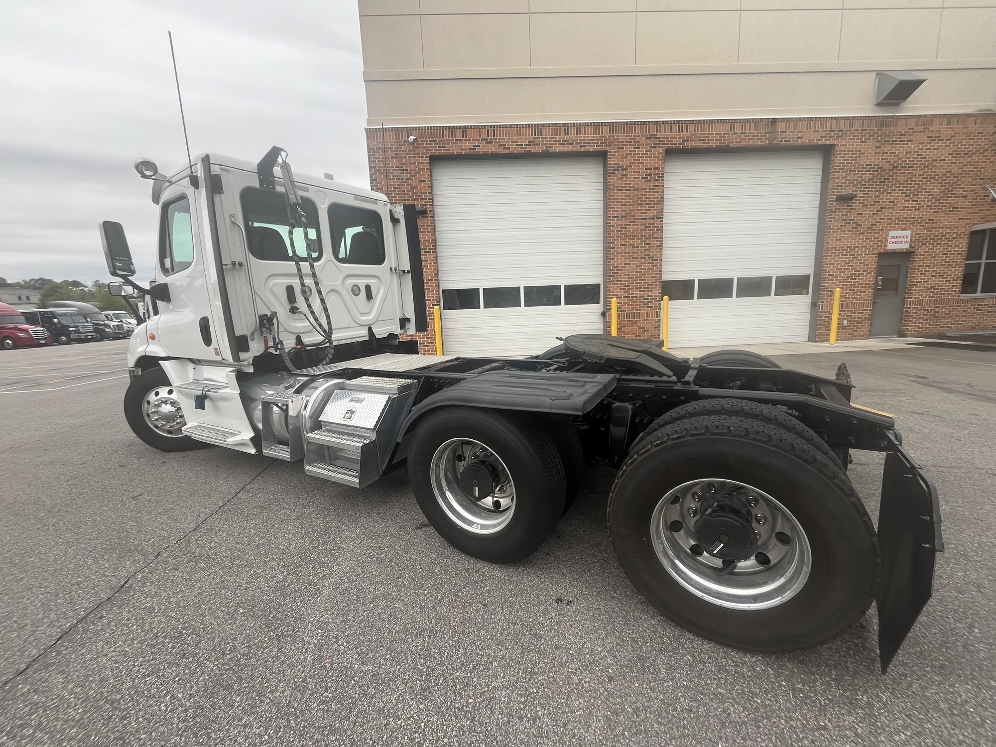 2018 Freightliner Cascadia 113 - image 3 of 6