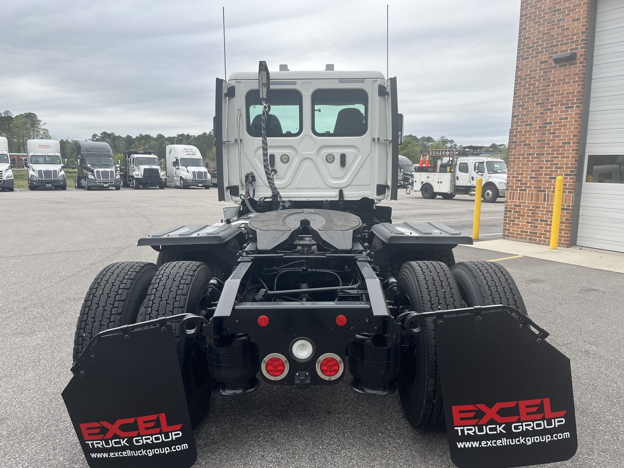 2018 Freightliner Cascadia 113 - image 4 of 6