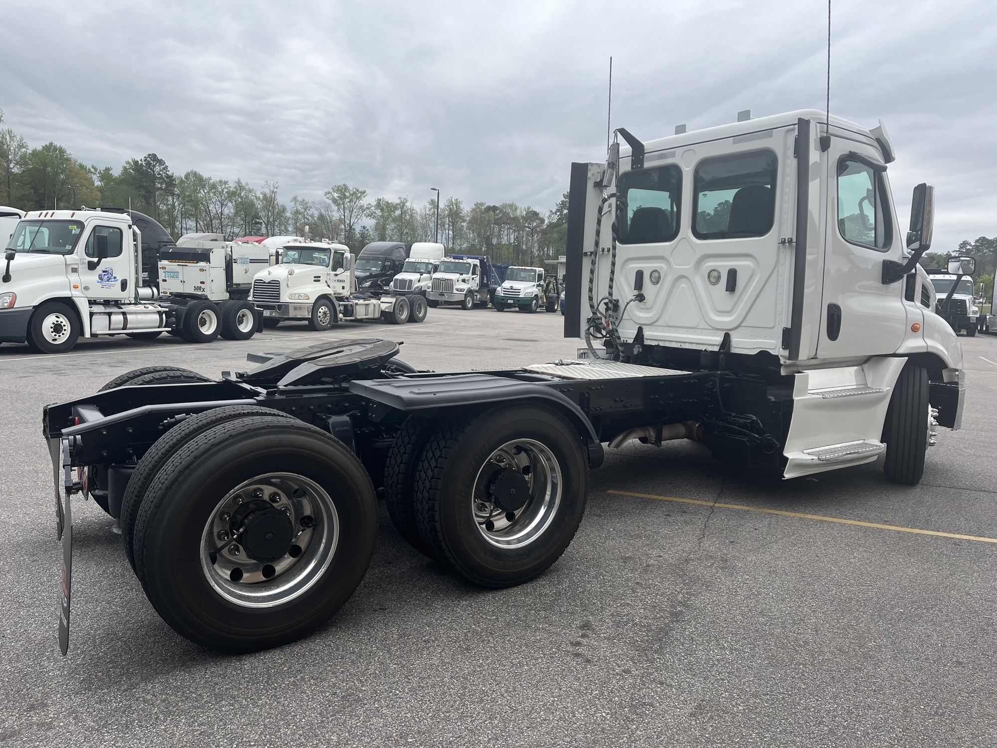 2018 Freightliner Cascadia 113 - image 5 of 6