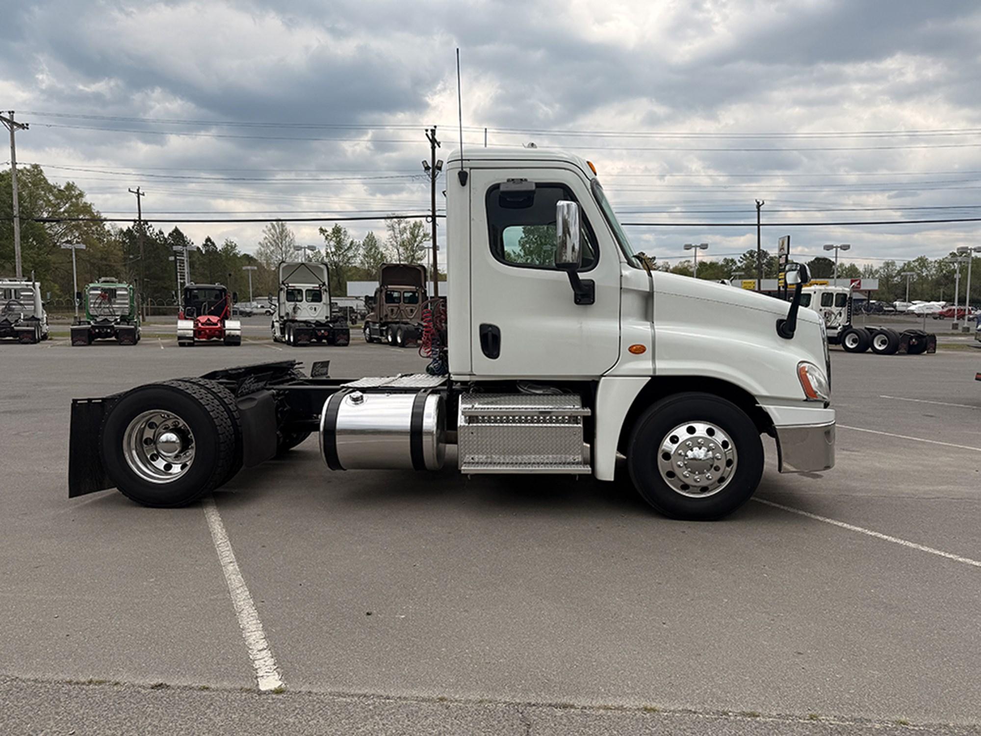 2015 Freightliner Cascadia - image 3 of 6