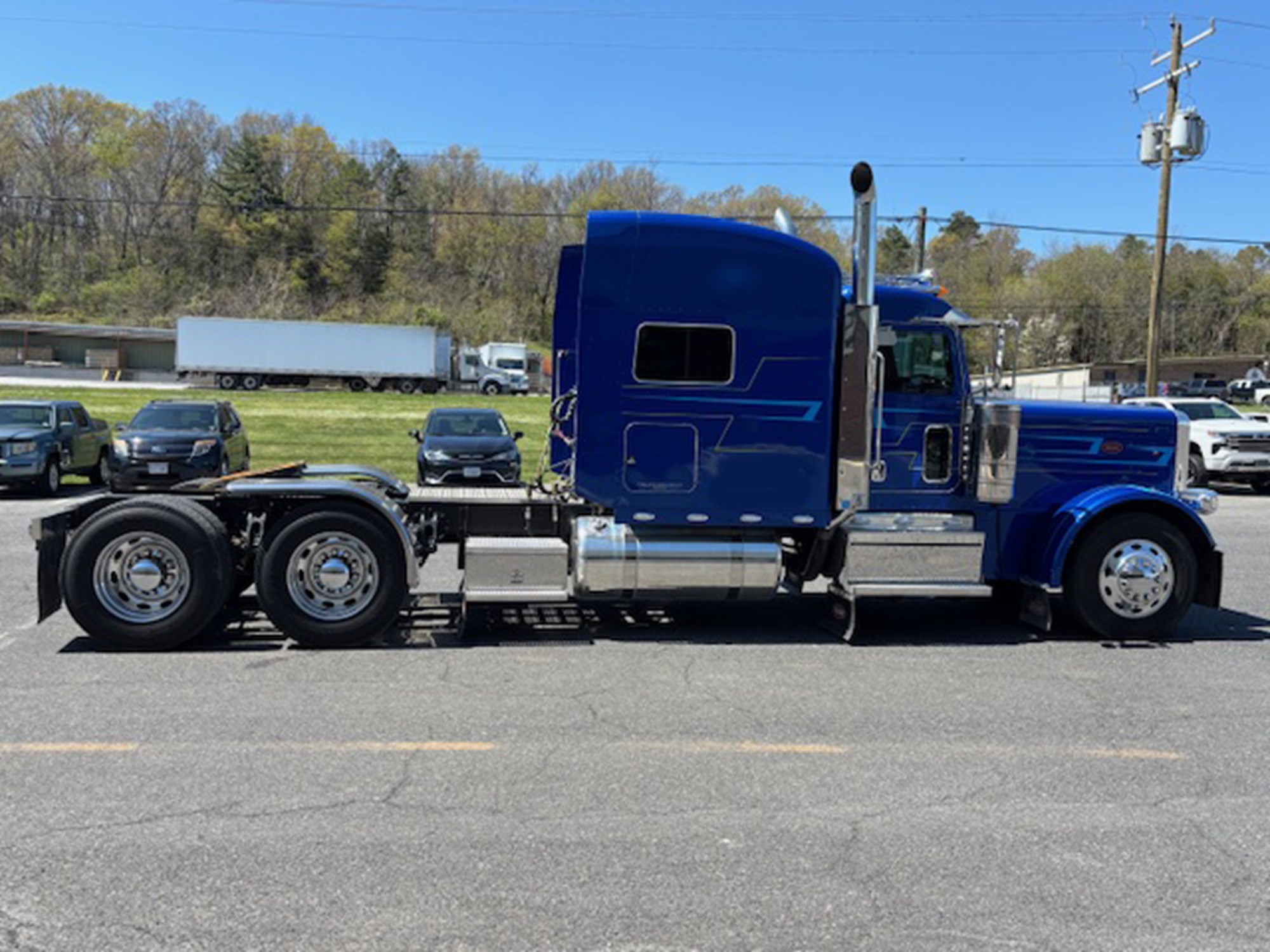 2023 Peterbilt 389 - image 4 of 6