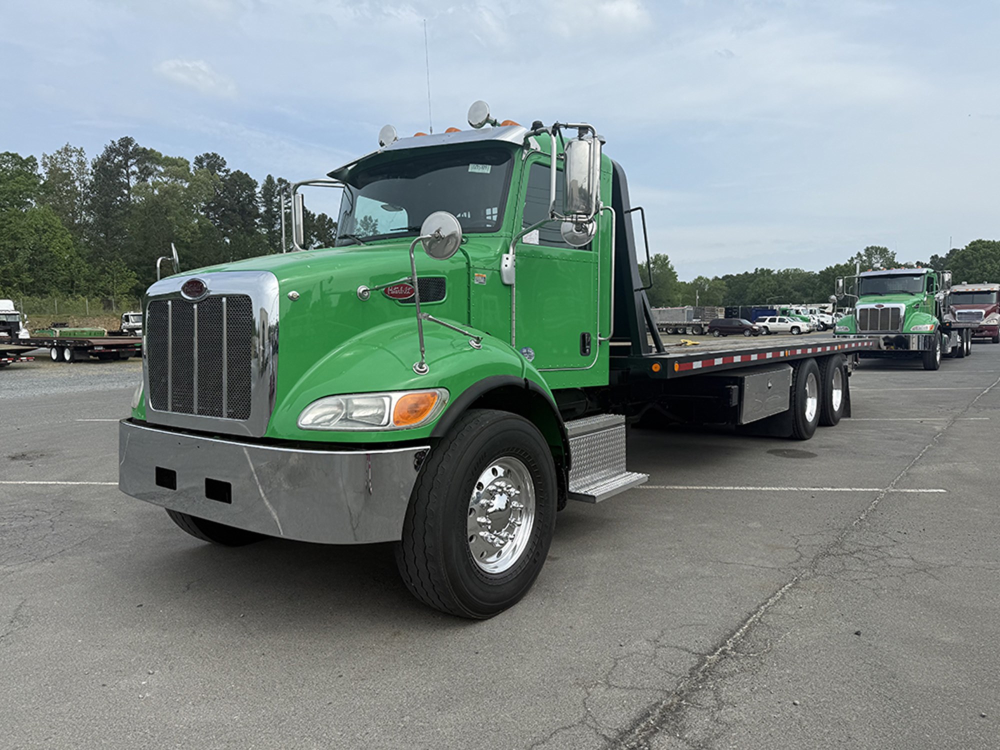 2017 Peterbilt 348 - image 1 of 6