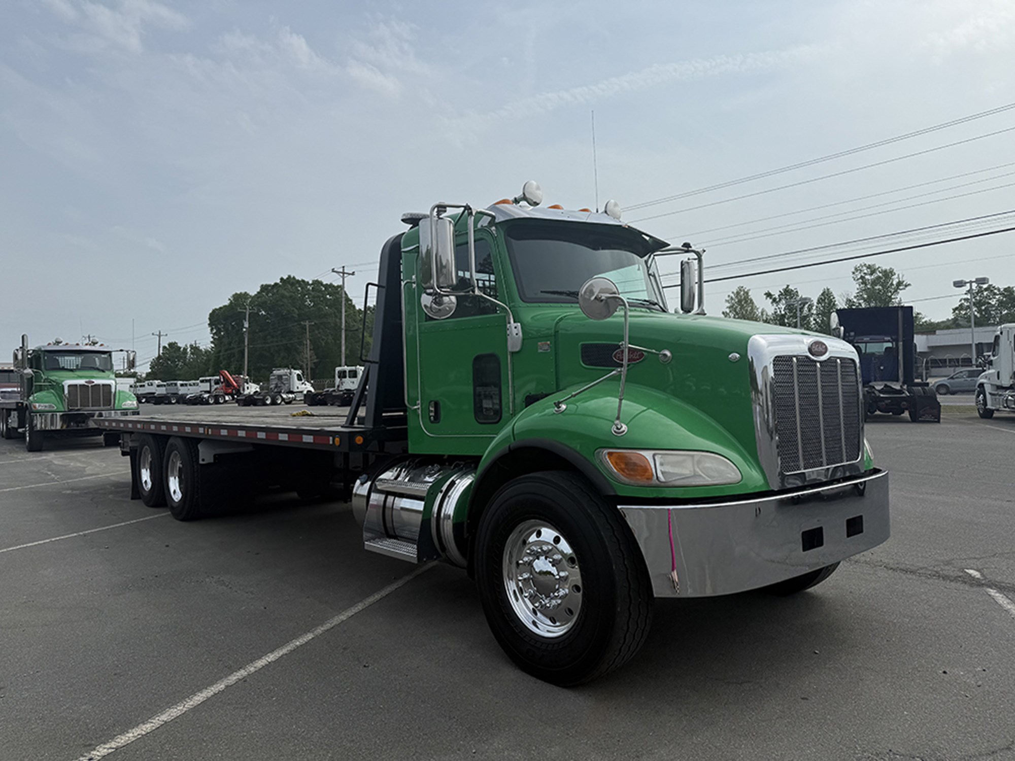 2017 Peterbilt 348 - image 2 of 6