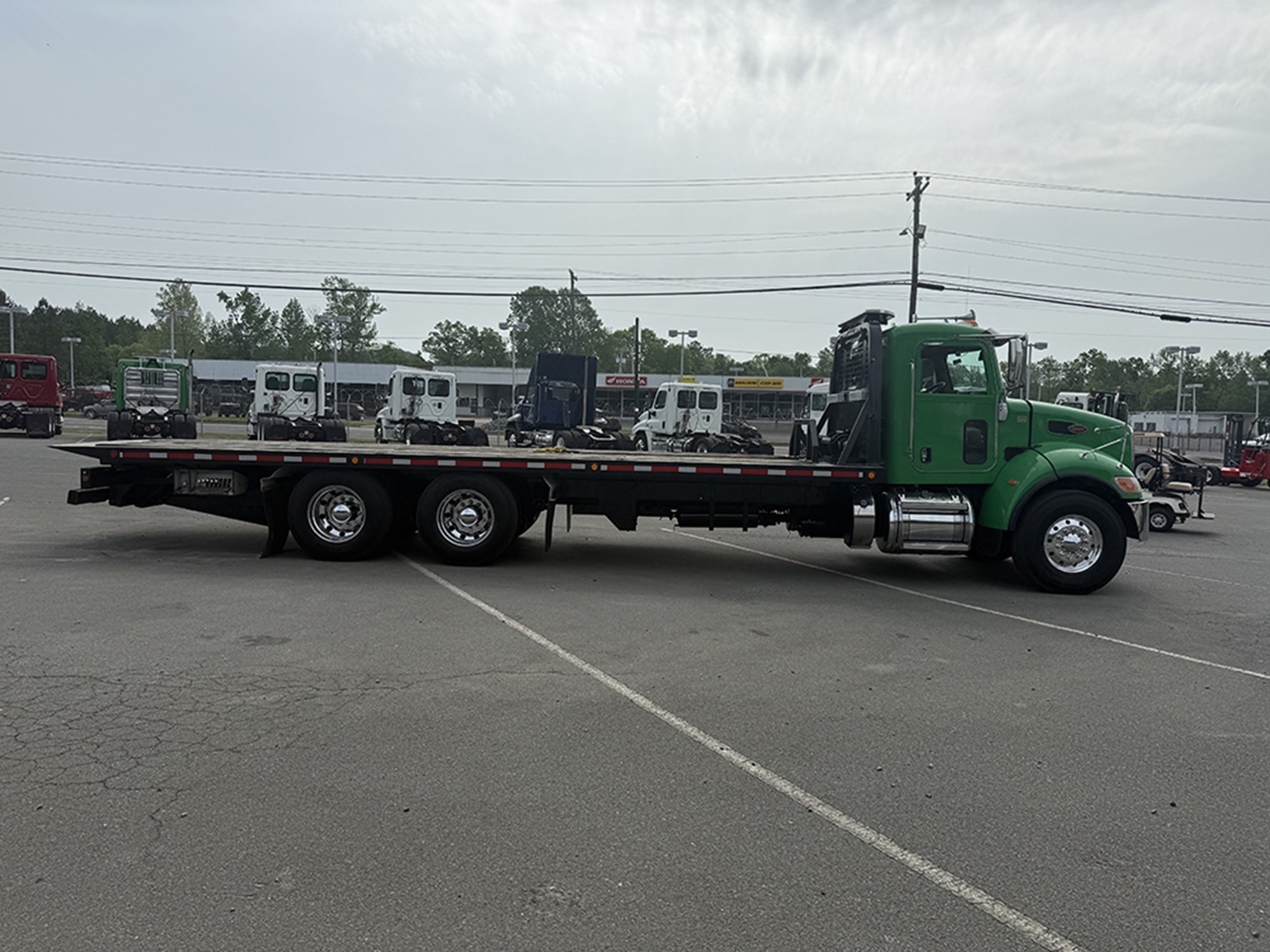 2017 Peterbilt 348 - image 3 of 6