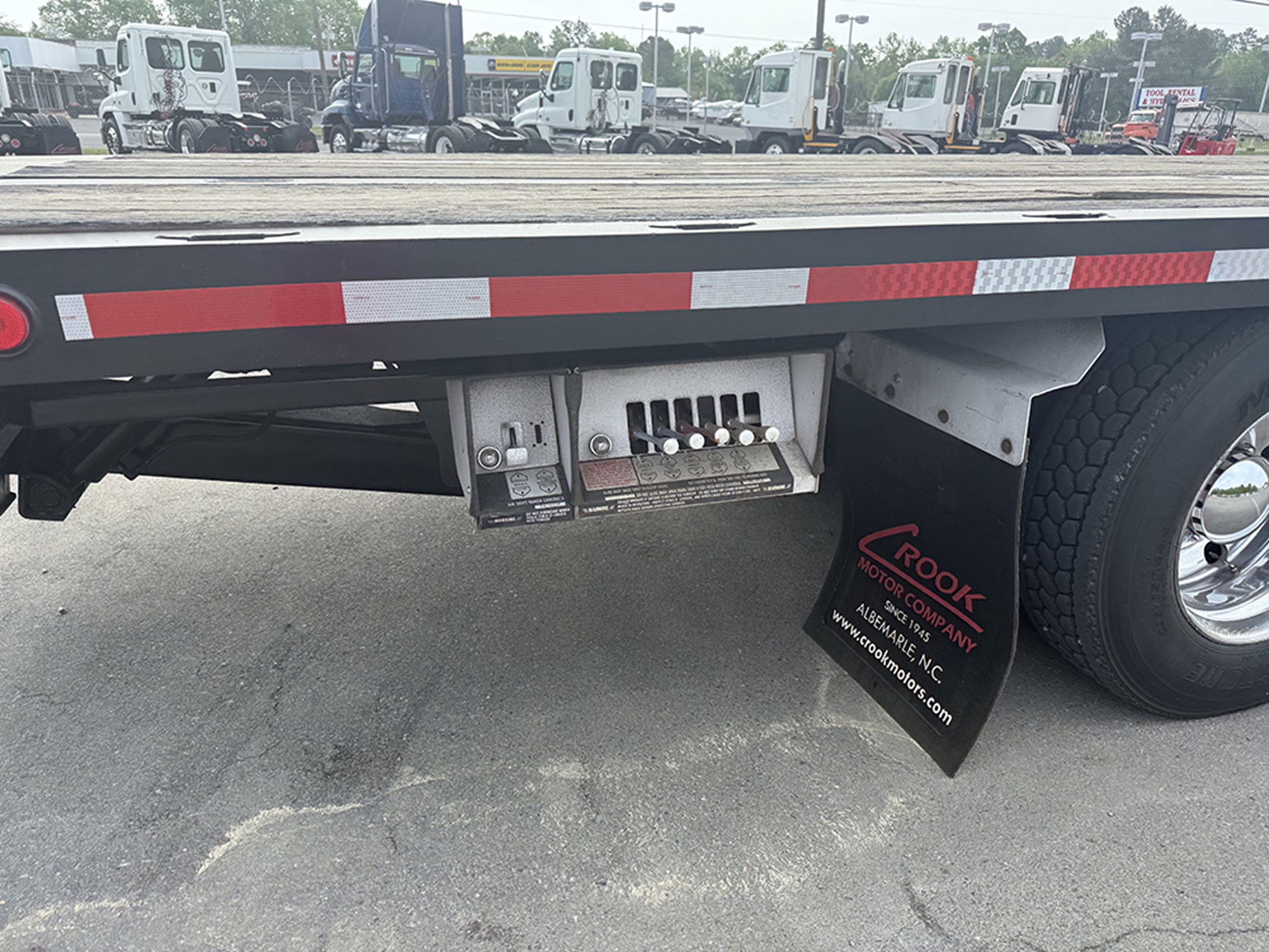 2017 Peterbilt 348 - image 4 of 6
