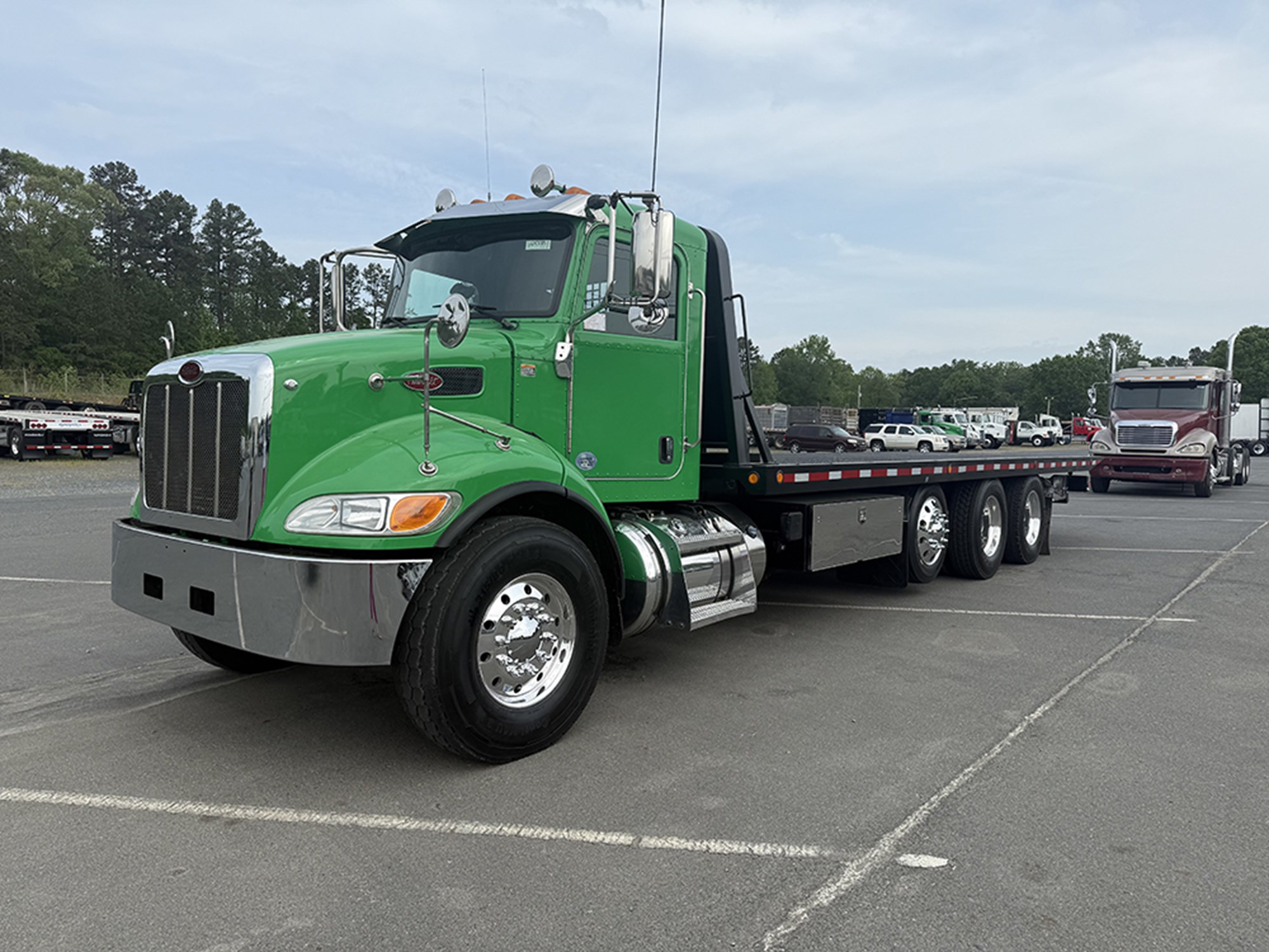 2018 Peterbilt 348 - image 1 of 6