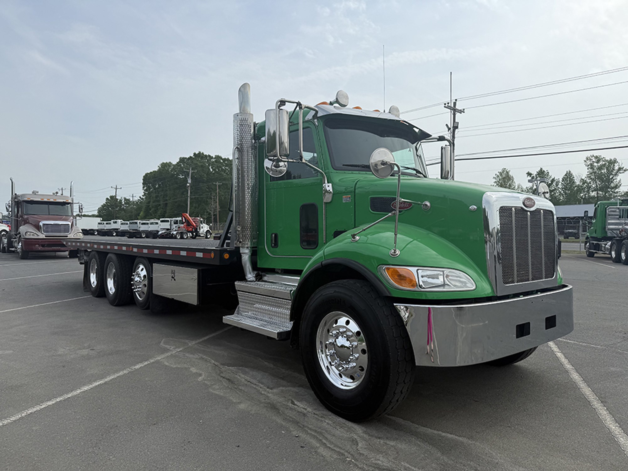 2018 Peterbilt 348 - image 2 of 6