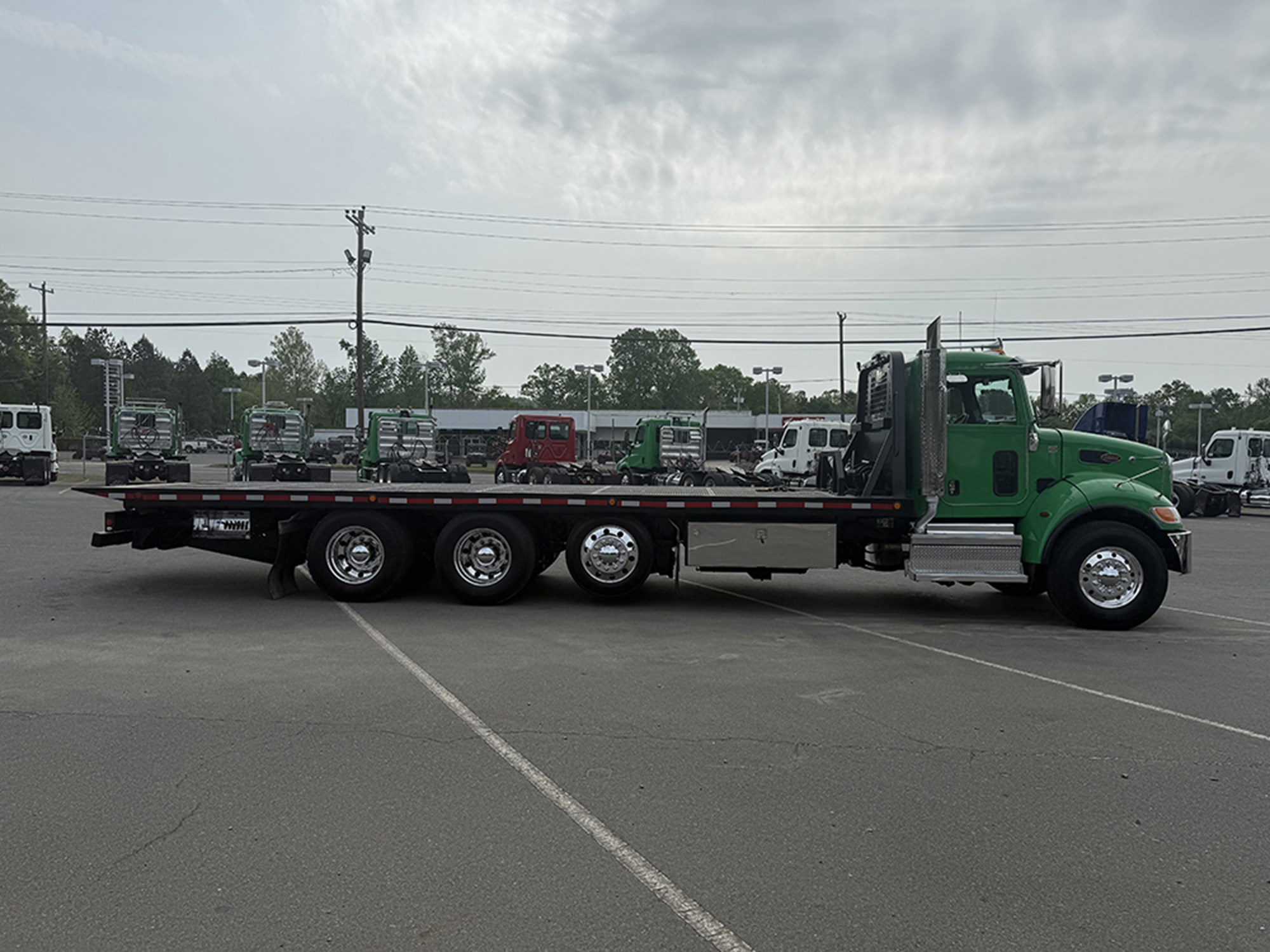 2018 Peterbilt 348 - image 3 of 6