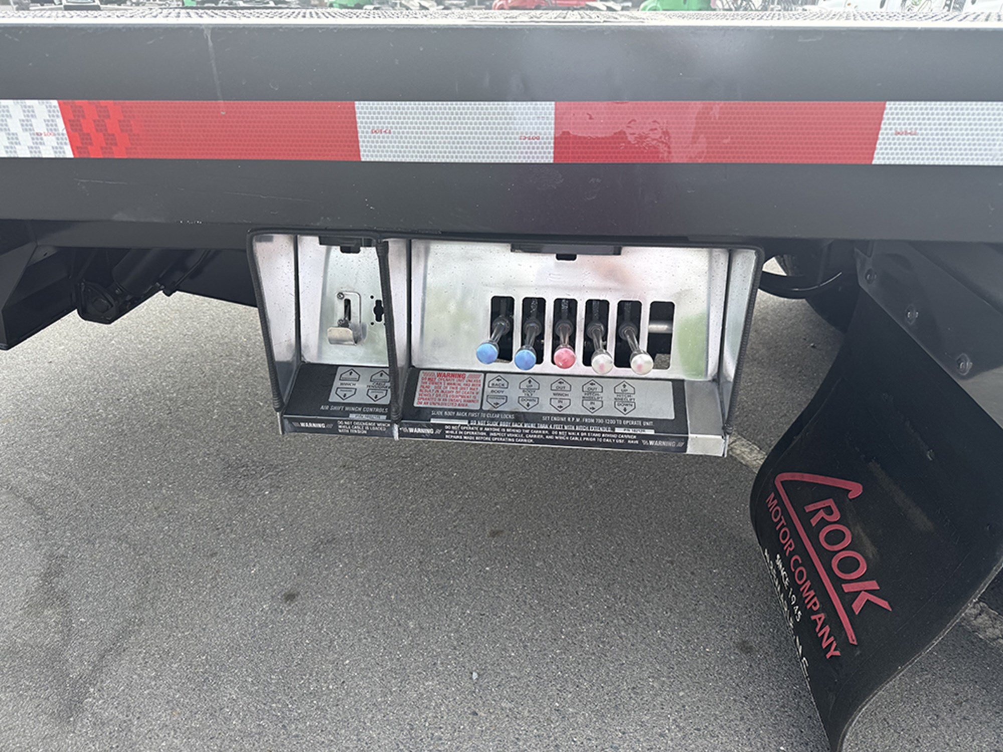 2018 Peterbilt 348 - image 4 of 6