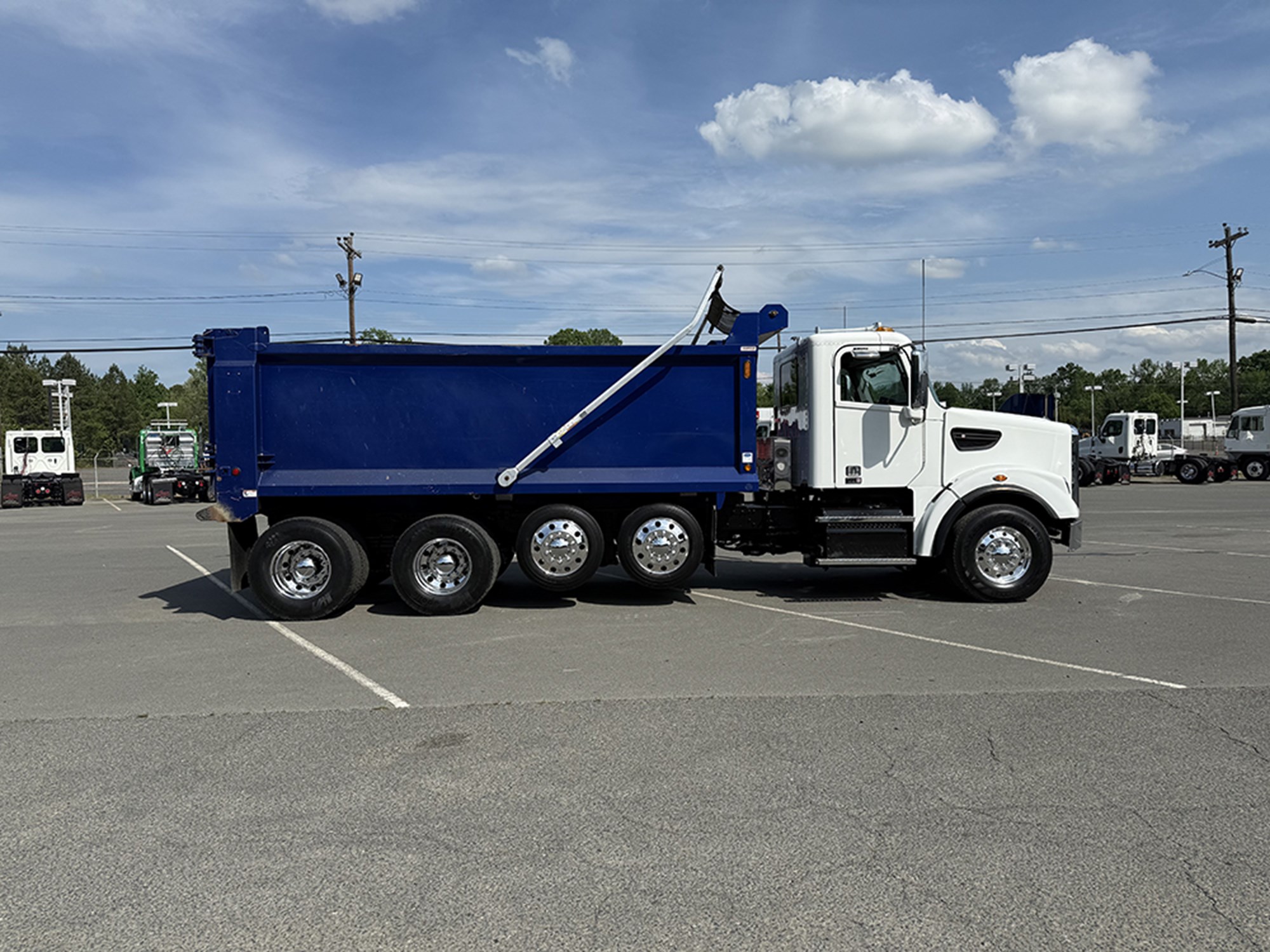 2023 Freightliner 122SD - image 3 of 6