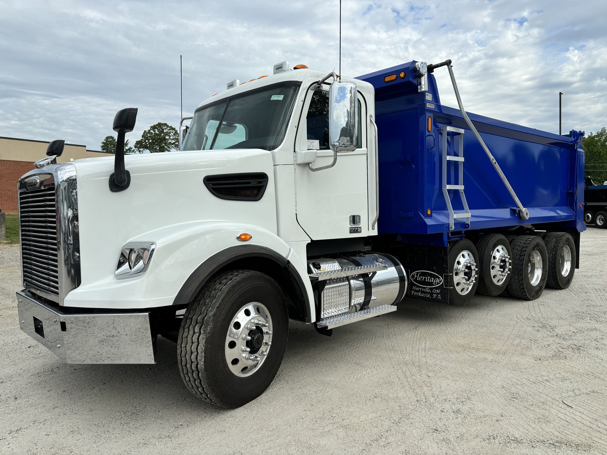 2023 Freightliner 122SD - image 1 of 4