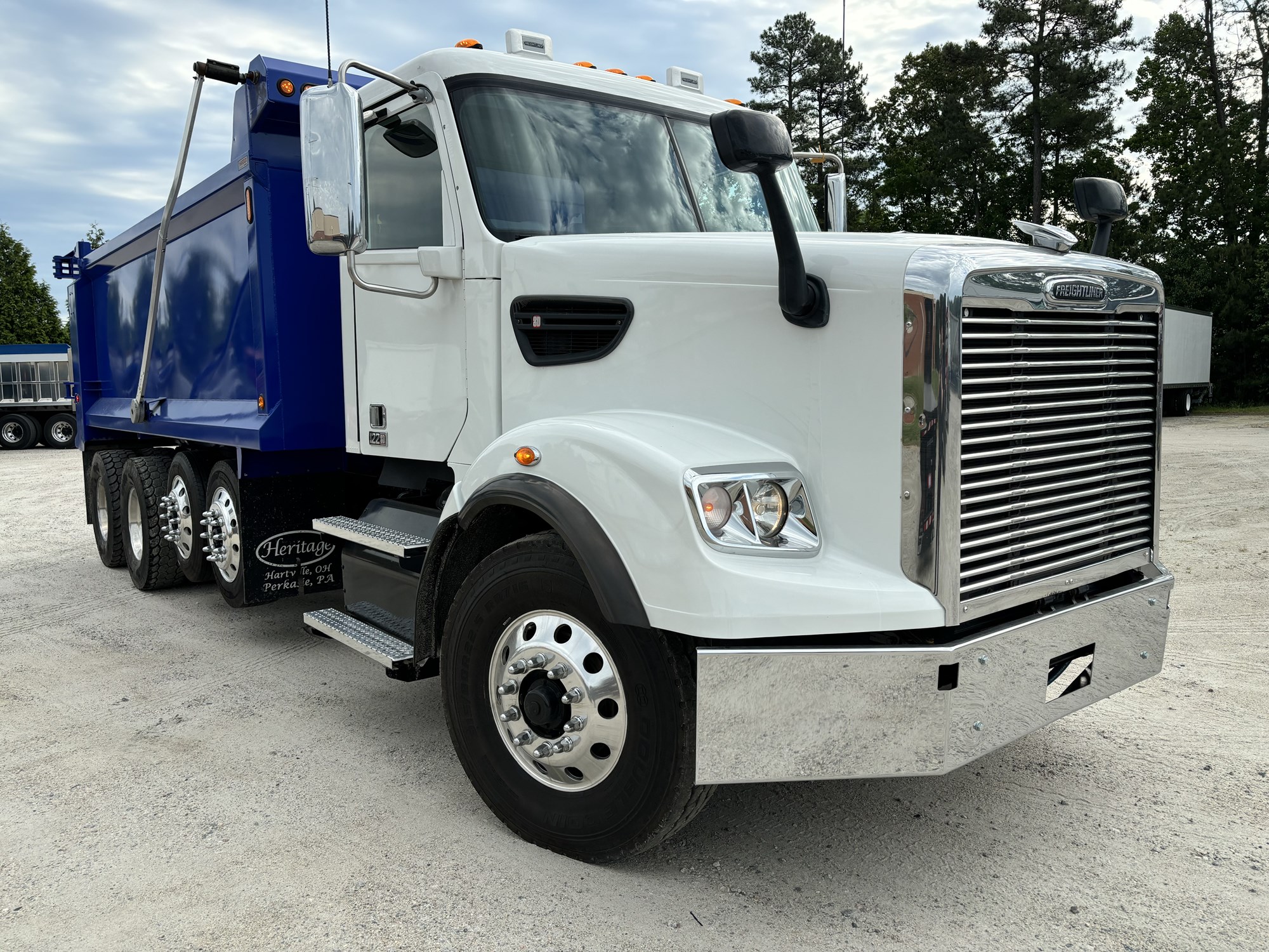 2023 Freightliner 122SD - image 3 of 4