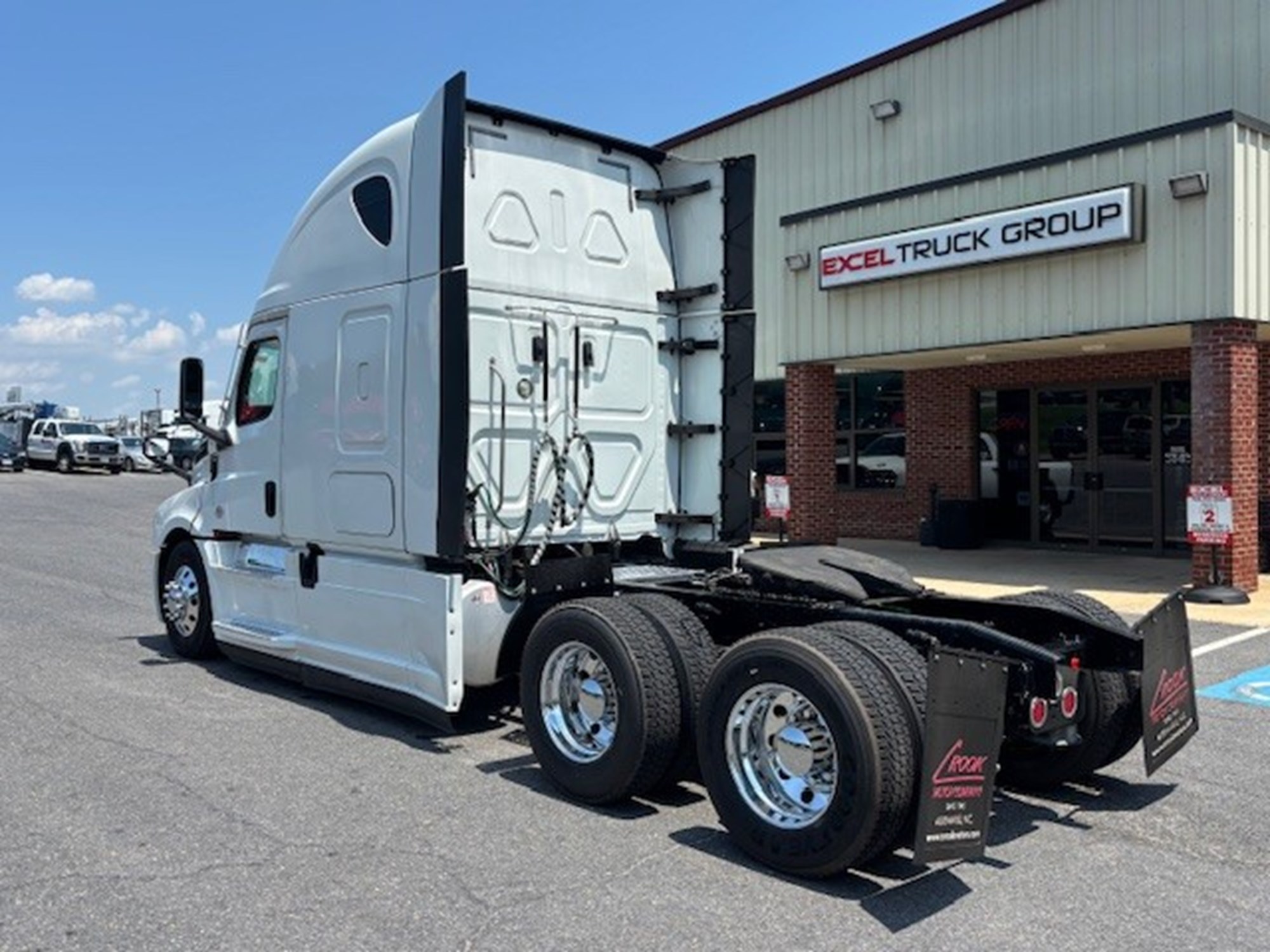 2021 Freightliner Cascadia 126 - image 3 of 6