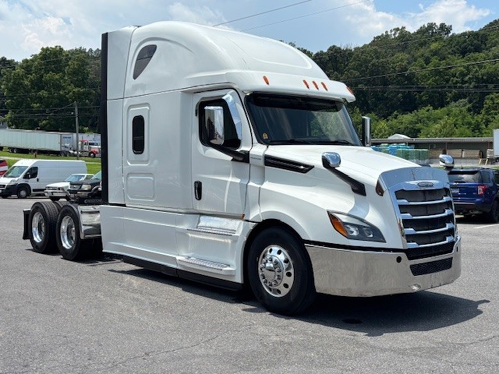 2020 FREIGHTLINER CASCADIA 126 - image 2 of 6