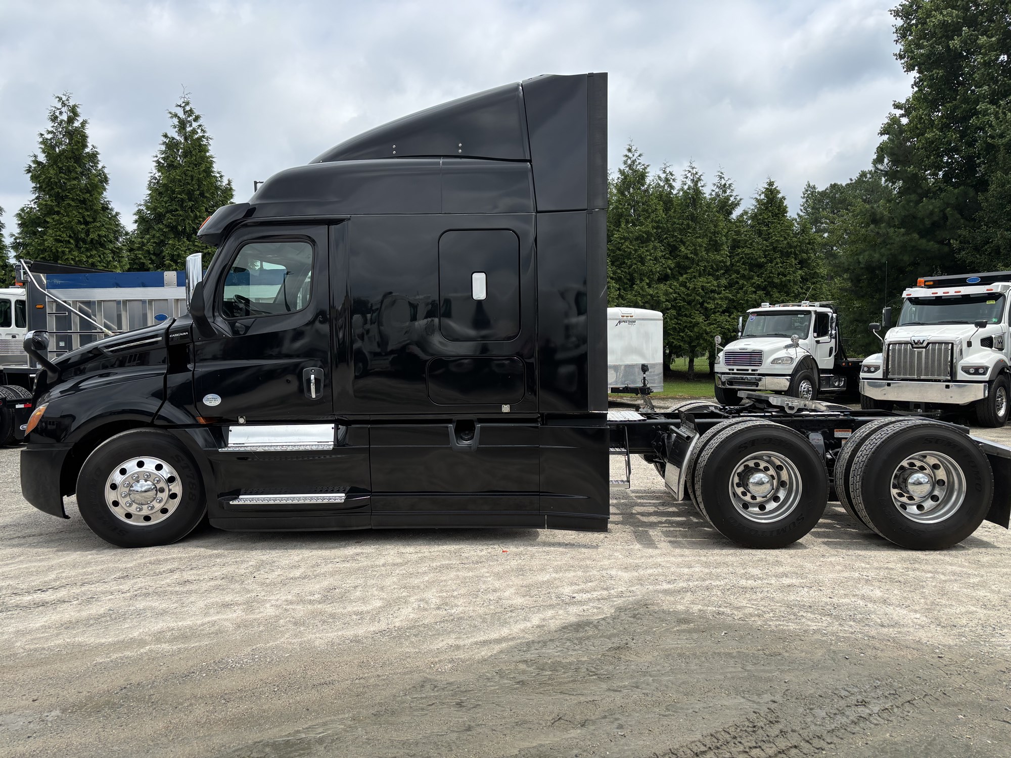 2020 Freightliner Cascadia 126 - image 2 of 6