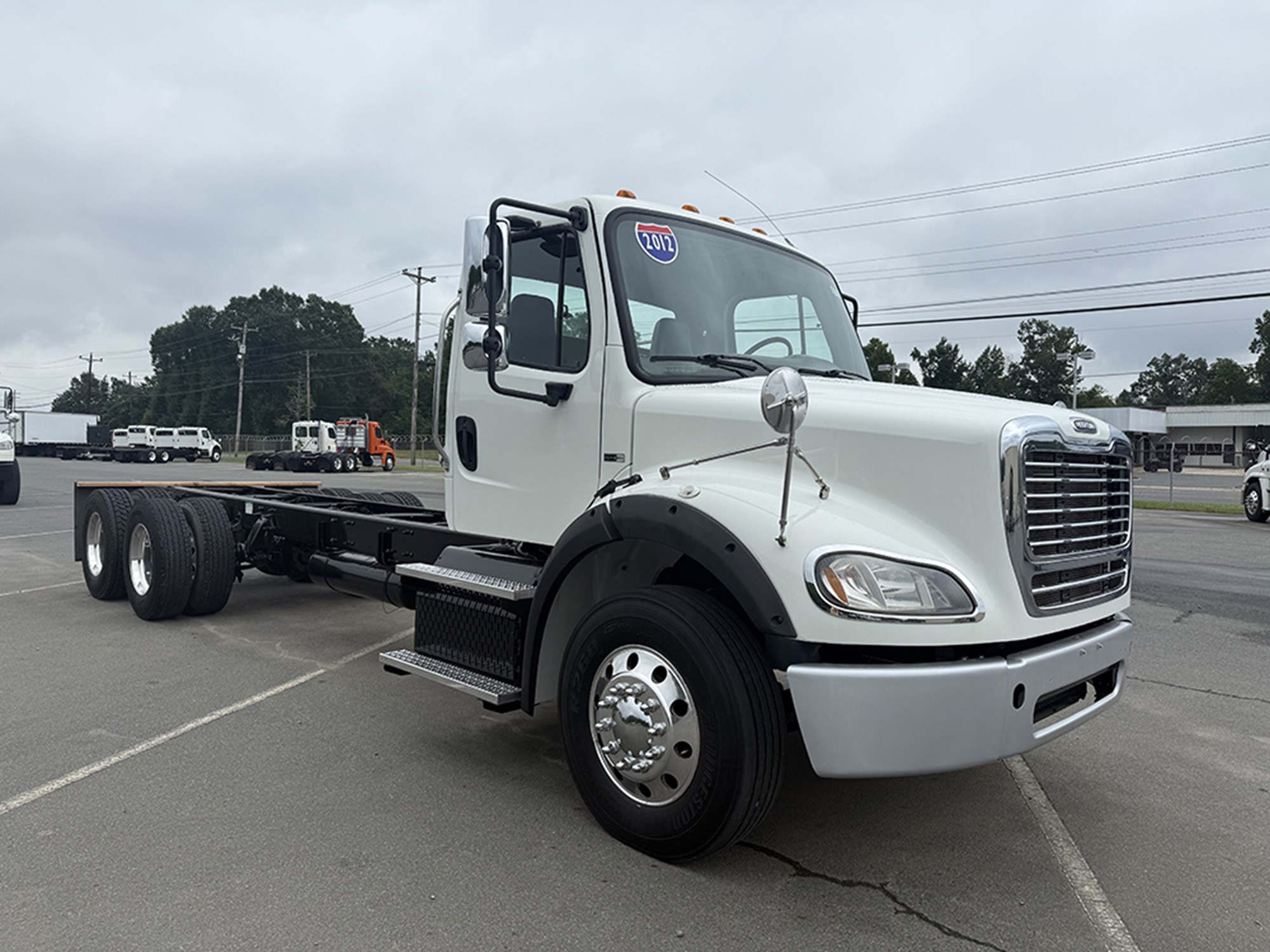 2012 Freightliner M2112 - image 2 of 6