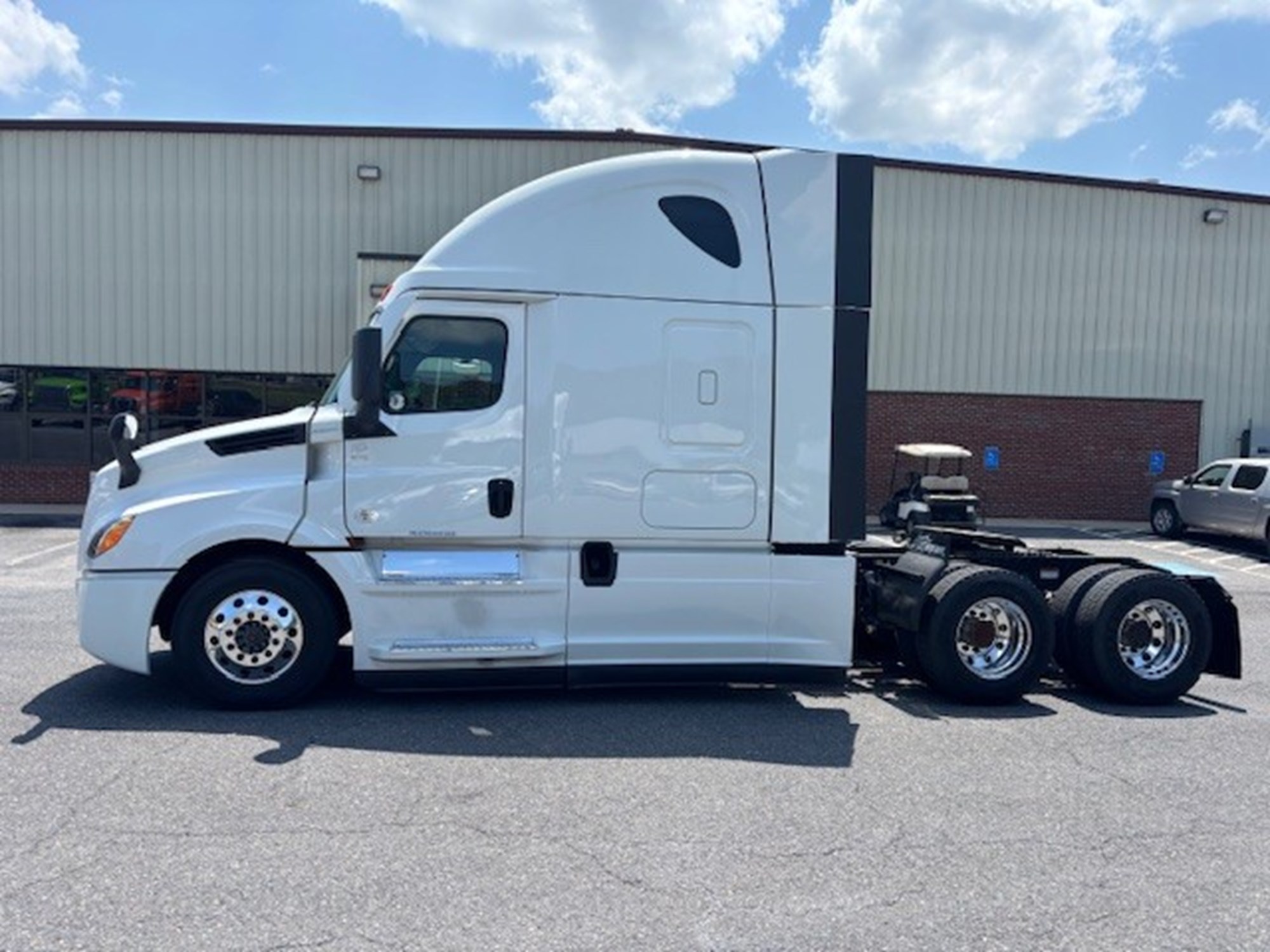 2021 Freightliner Cascadia 126 - image 2 of 6