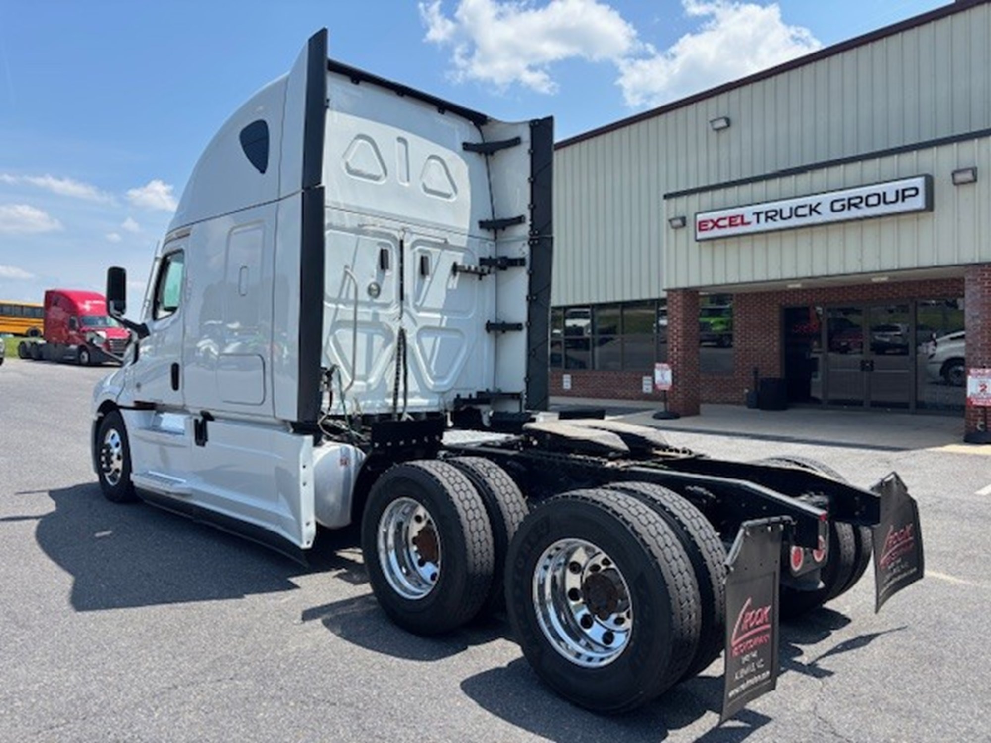 2021 Freightliner Cascadia 126 - image 3 of 6