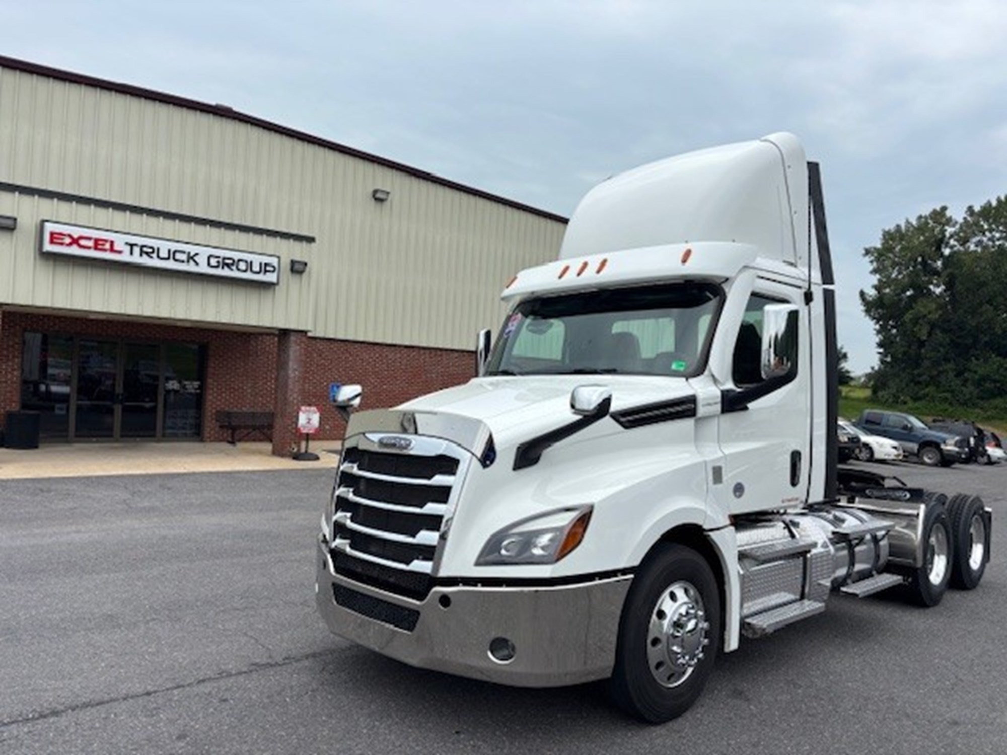 2021 Freightliner Cascadia 126 - image 1 of 6