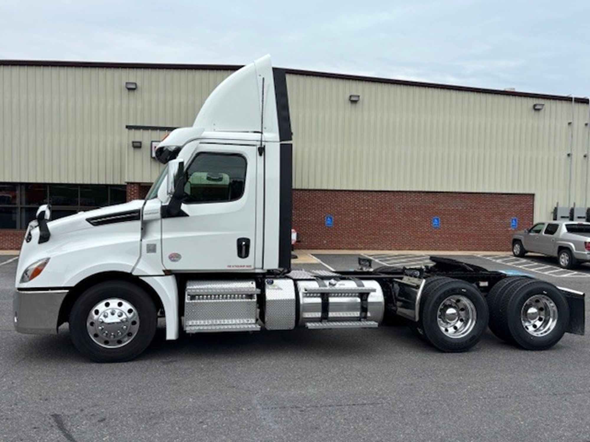 2021 Freightliner Cascadia 126 - image 2 of 6