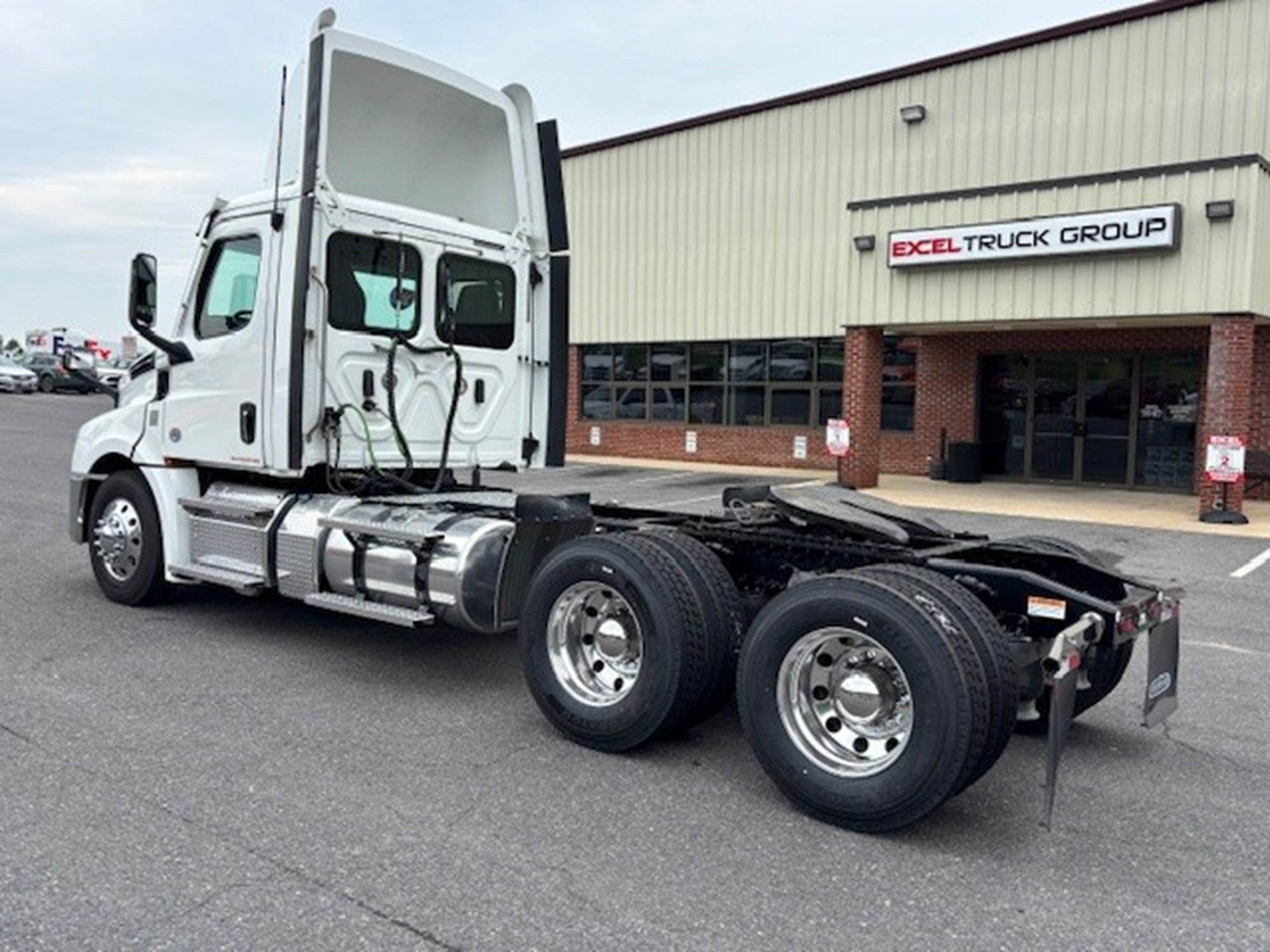 2021 Freightliner Cascadia 126 - image 3 of 6