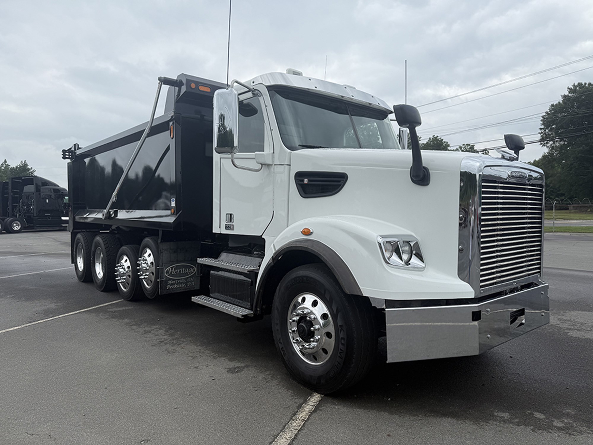 2023 Freightliner 122SD - image 2 of 6