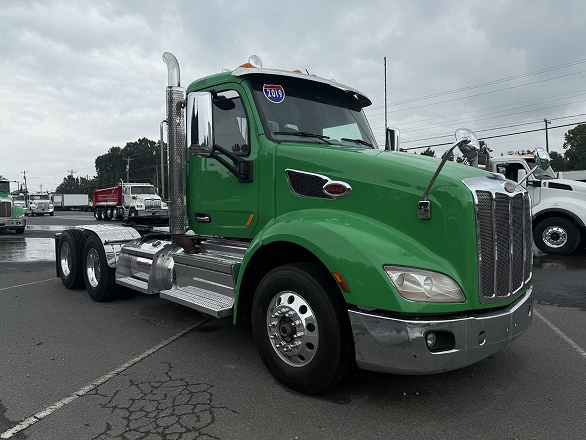 2019 Peterbilt 579 - image 2 of 6