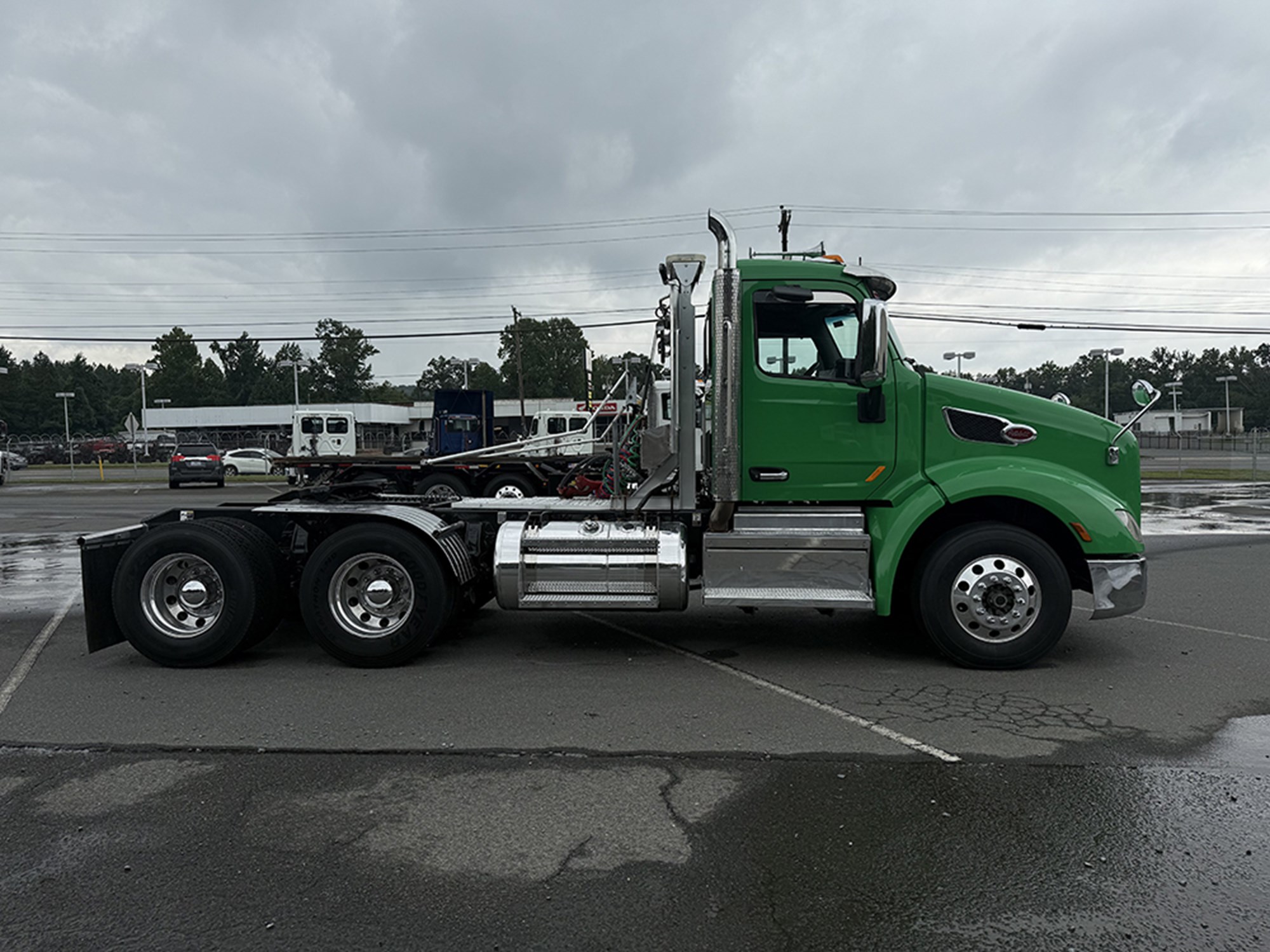 2019 Peterbilt 579 - image 3 of 6